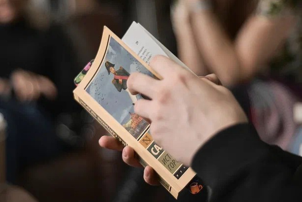 Книжный клуб Уфы - руки держат книгу
