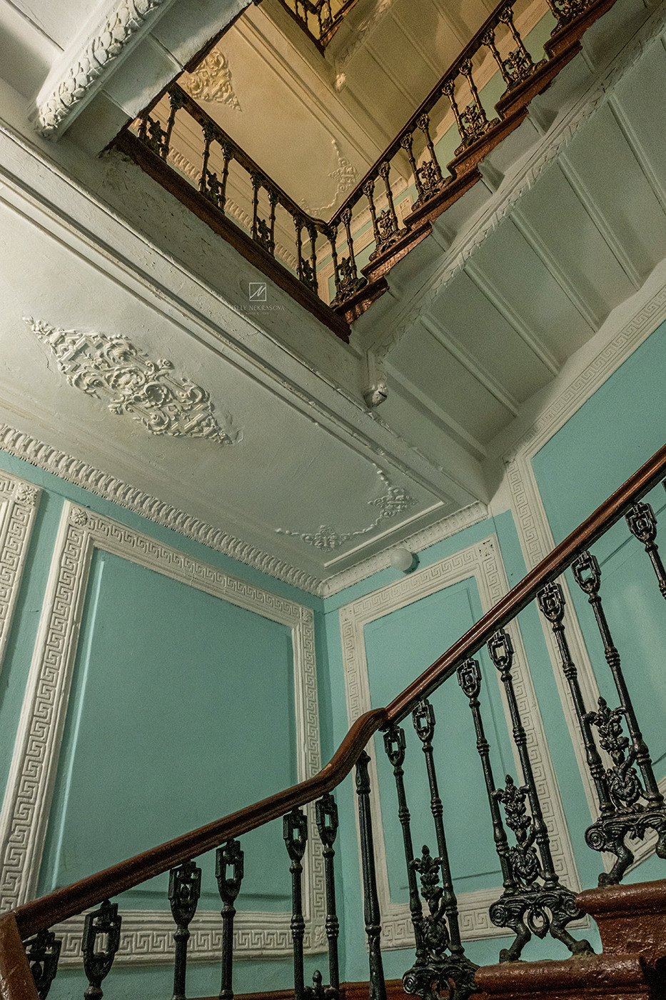 Парадная с кариатидами в переулке Ульяны Громовой. Фотограф и искусствовед в Туле и Санкт-Петербурге Нелли Некрасова