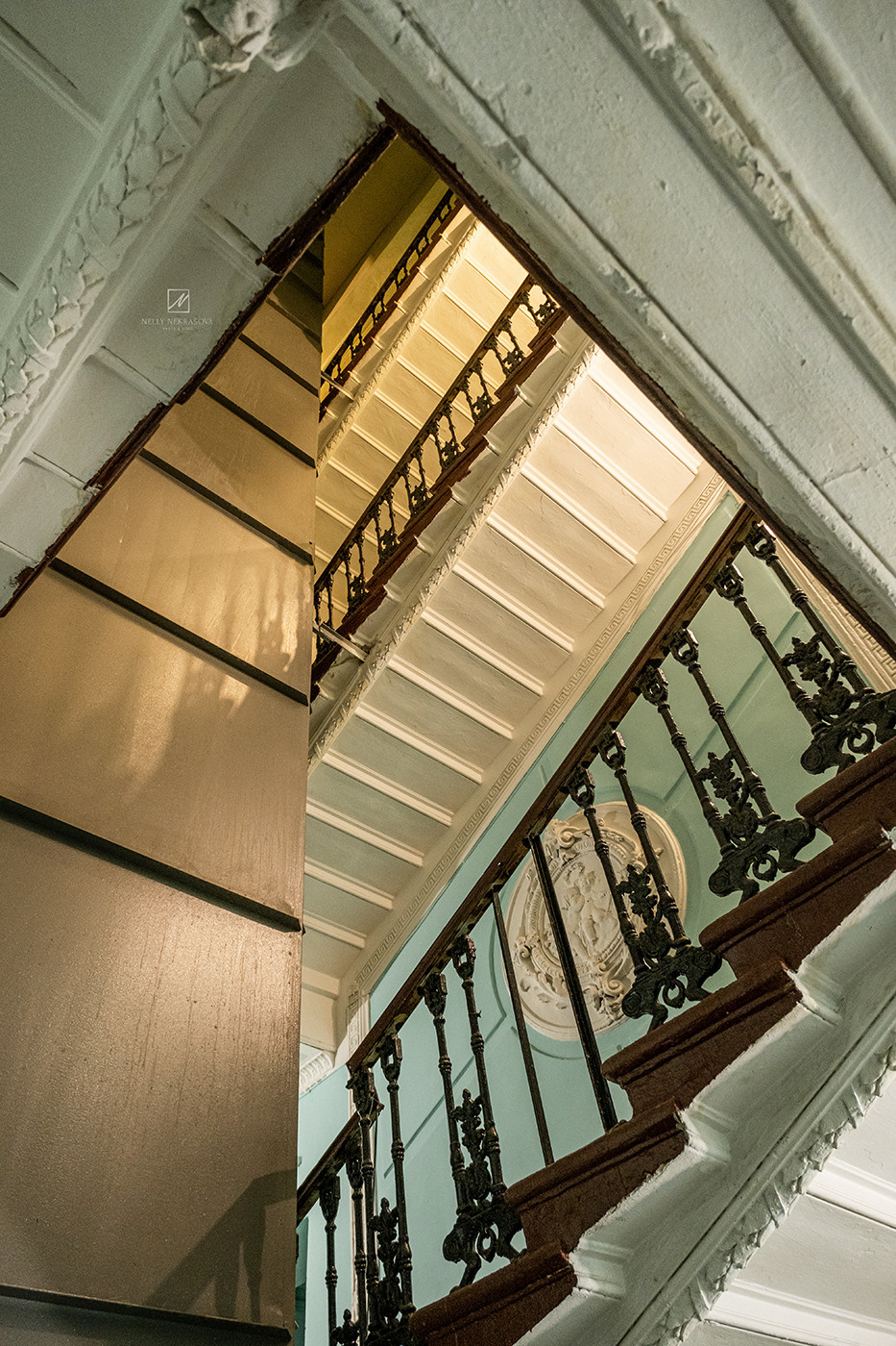Парадная с кариатидами в переулке Ульяны Громовой. Фотограф и искусствовед в Туле и Санкт-Петербурге Нелли Некрасова