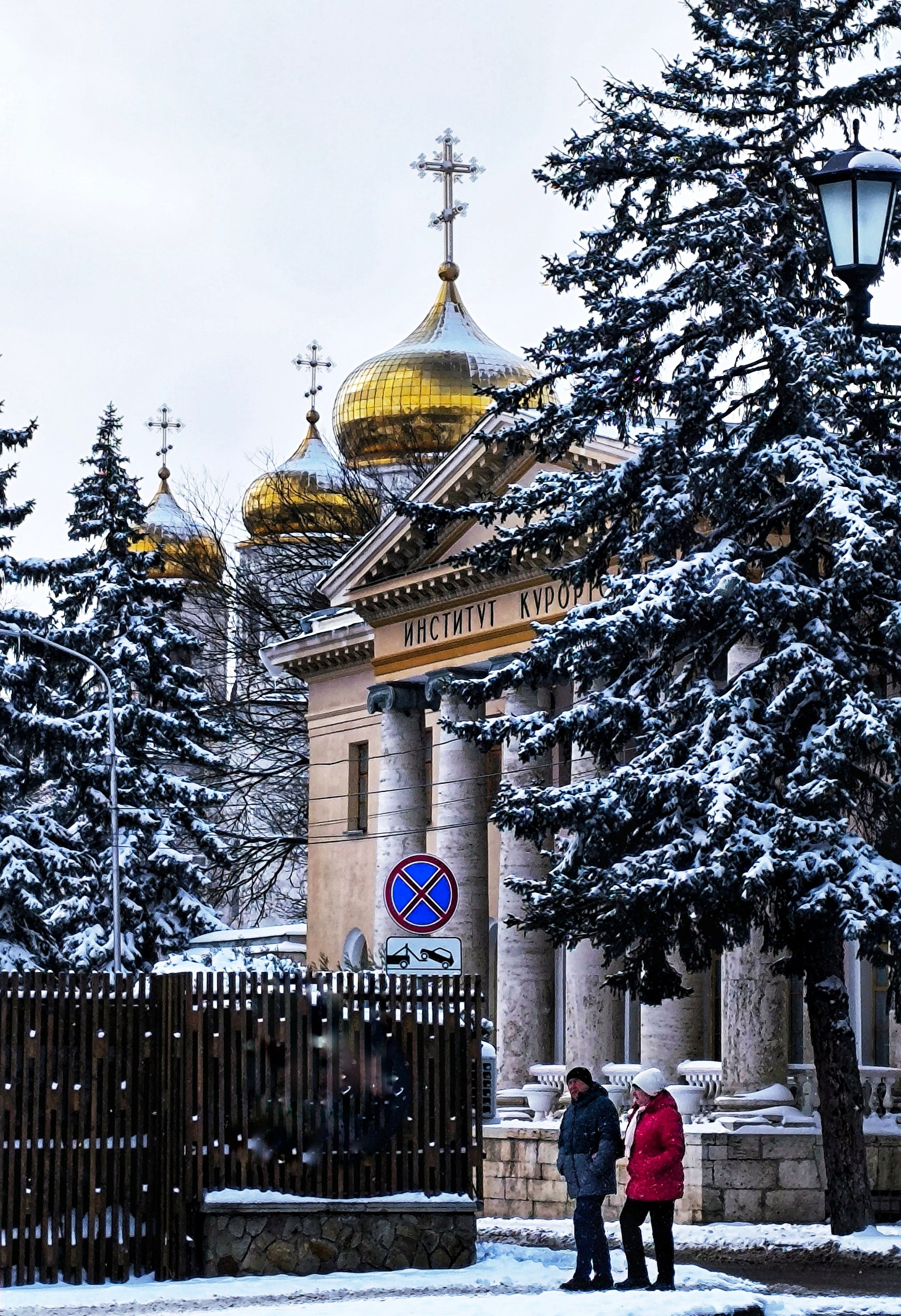 Здание курортологии в Пятигорске зимой