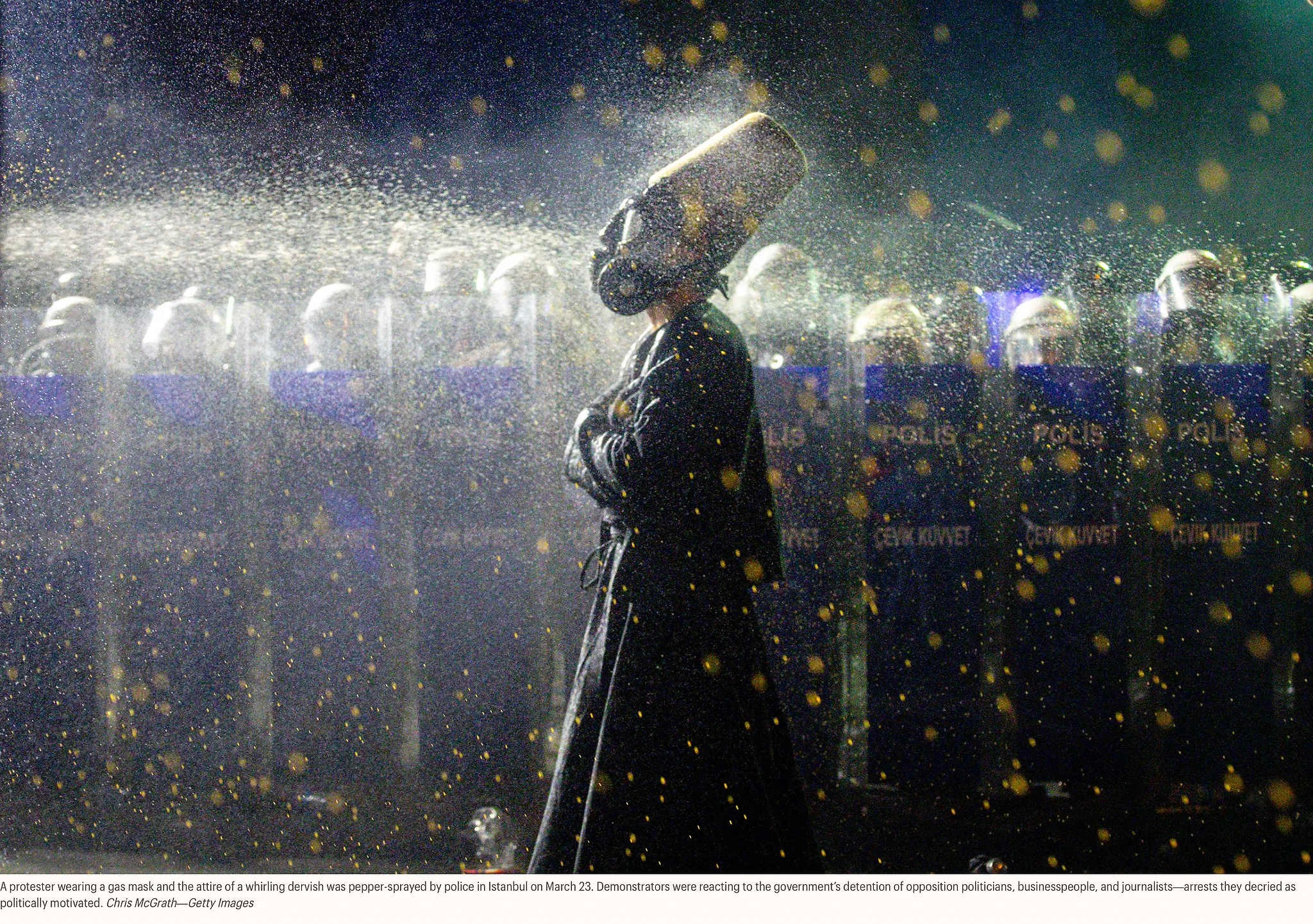 23 марта в Стамбуле полиция применила перцовый баллончик против протестующего в противогазе и одежде кружащегося дервиша. Демонстранты протестовали против задержания правительством оппозиционных политиков, бизнесменов и журналистов — они называли эти аресты политически мотивированными.