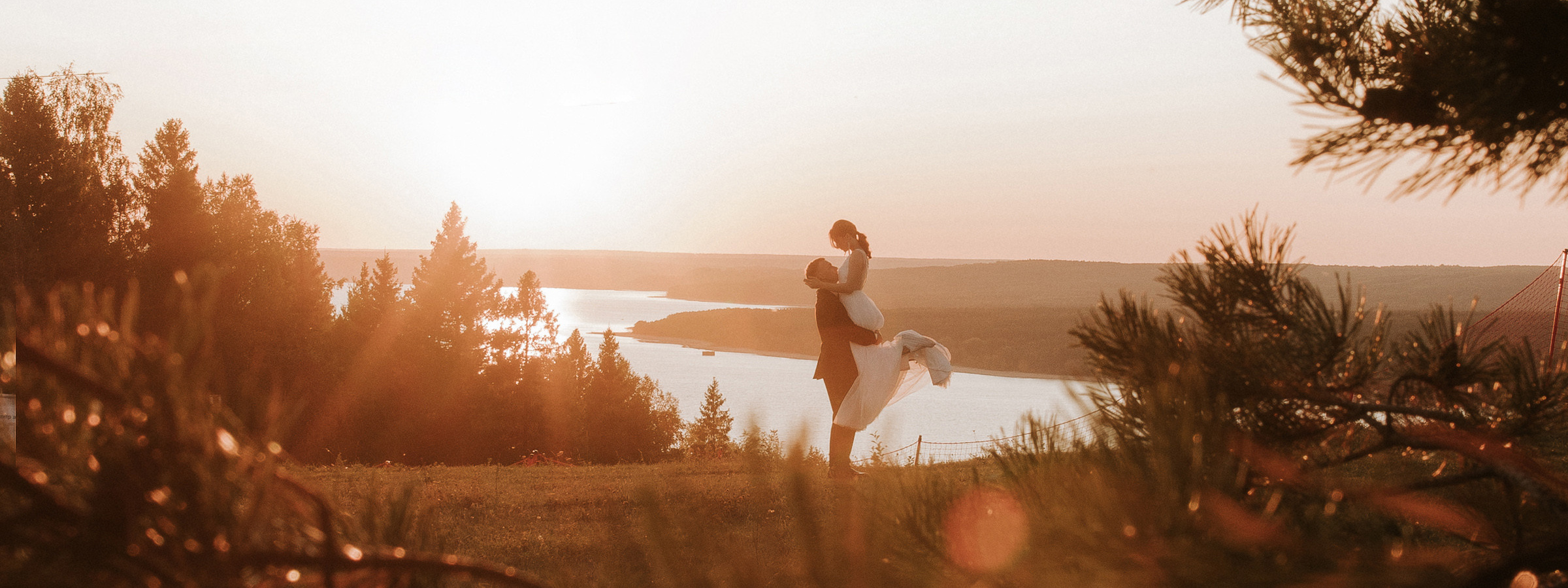 Влюбленная пара обнимается на закате,