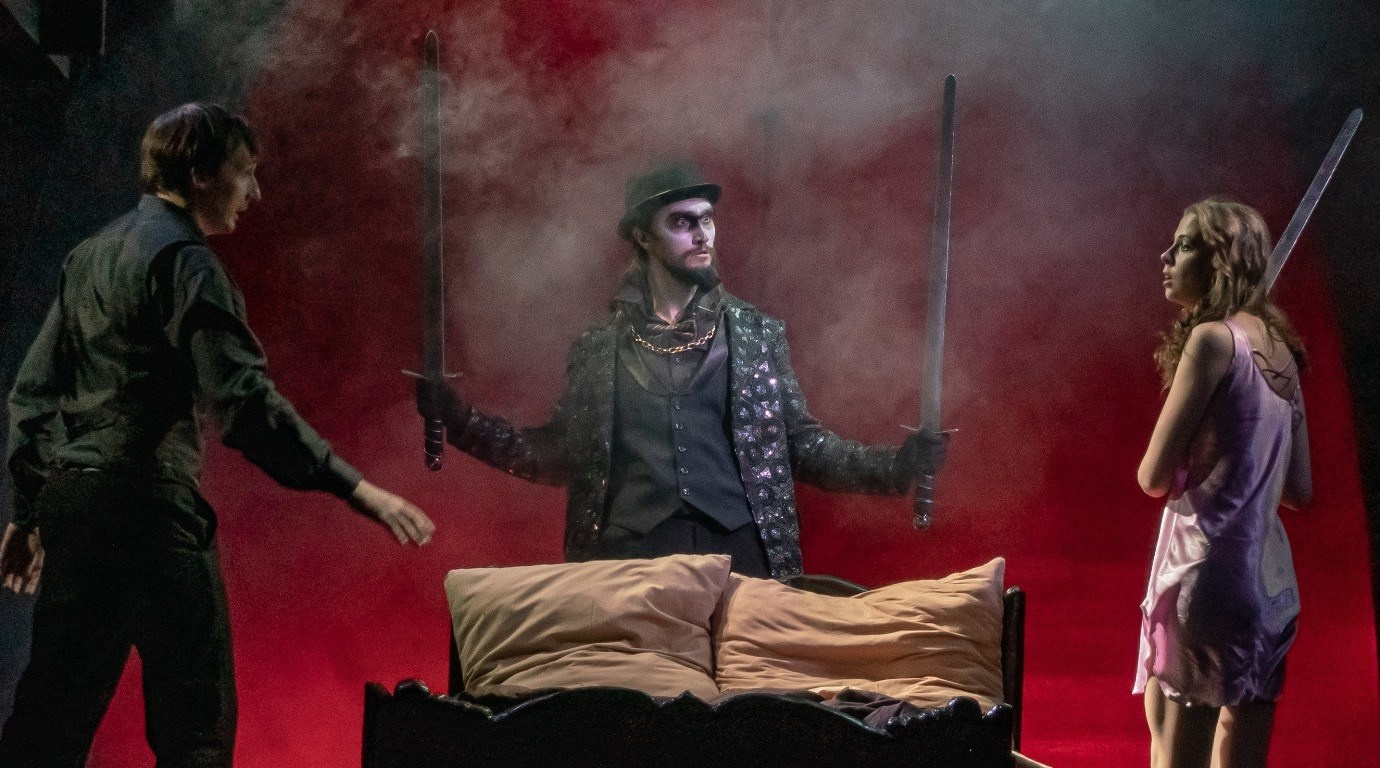 Рождественские встречи и спектакль Сергея Федотова «Рождество с Демоном» в пермском театре «У Моста». Журнал о самом особенном. Пермь и Пермский край