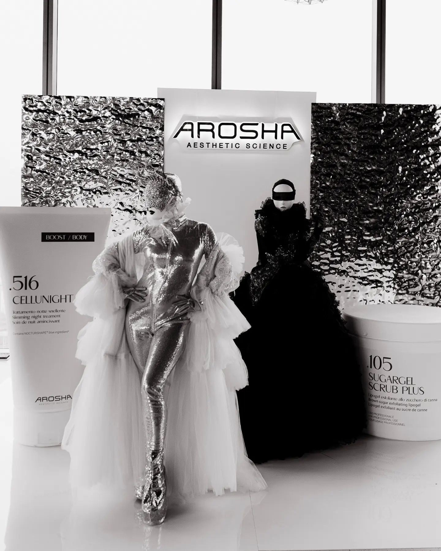 Два артиста чёрный и белый у фотозоны раус на встрече гостей