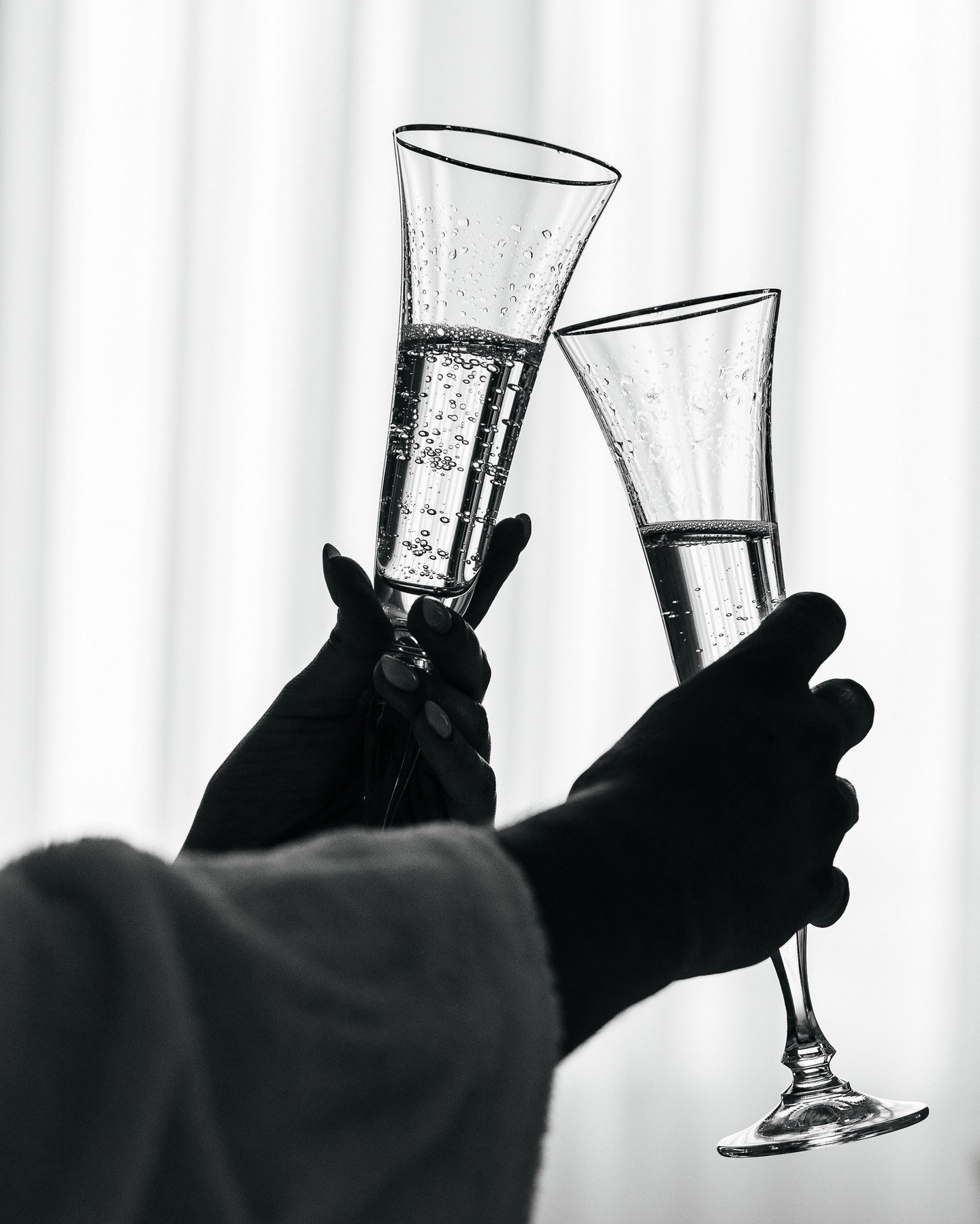 Два бокала наполненные шампанским в черно-белом стиле