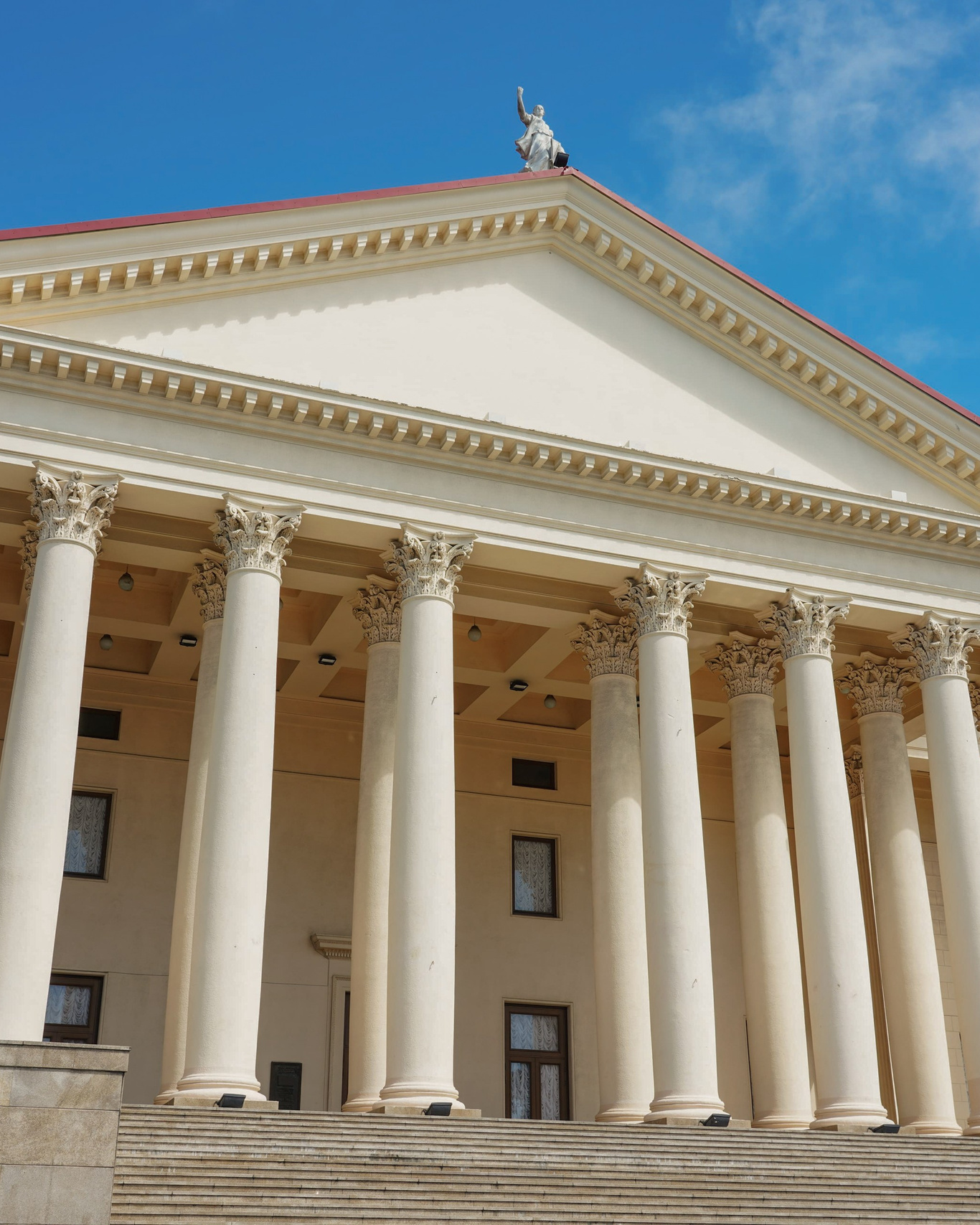 Снимок зимнего театра в Сочи