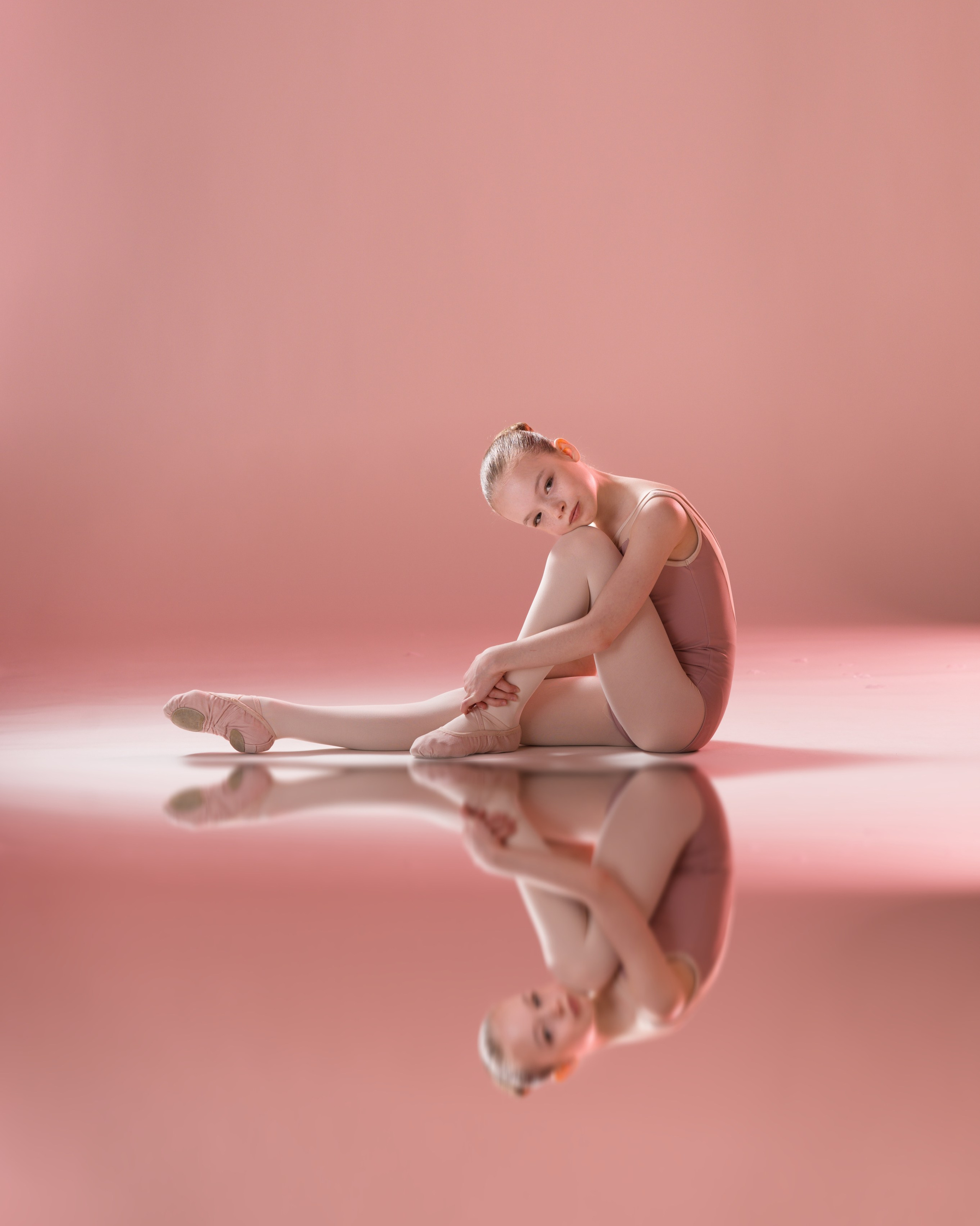 Эстетичный портрет танцовщицы в сиренево-розовой юбке, волшебная балетная съемка с мягким светом и динамикой ткани.