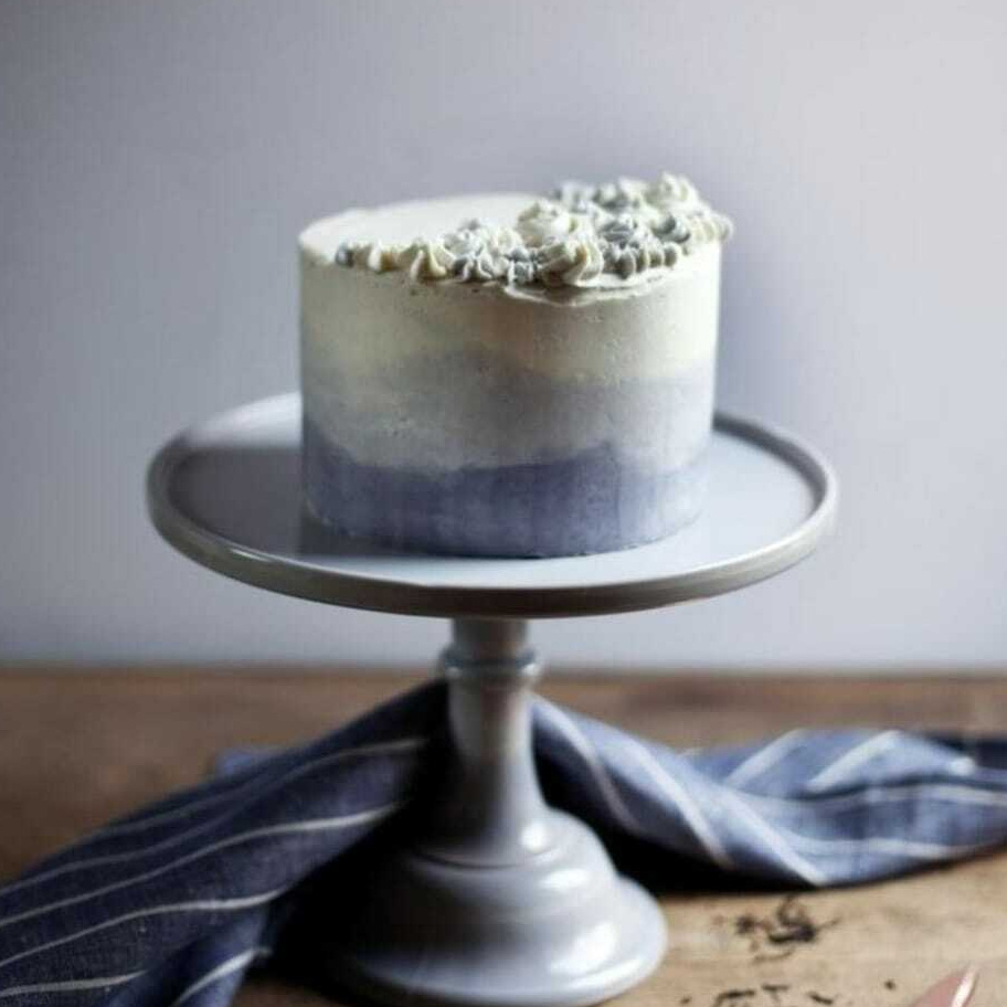 Тортик на подставке для фотосессии smash cake в студии «Матрёшка» в Москве