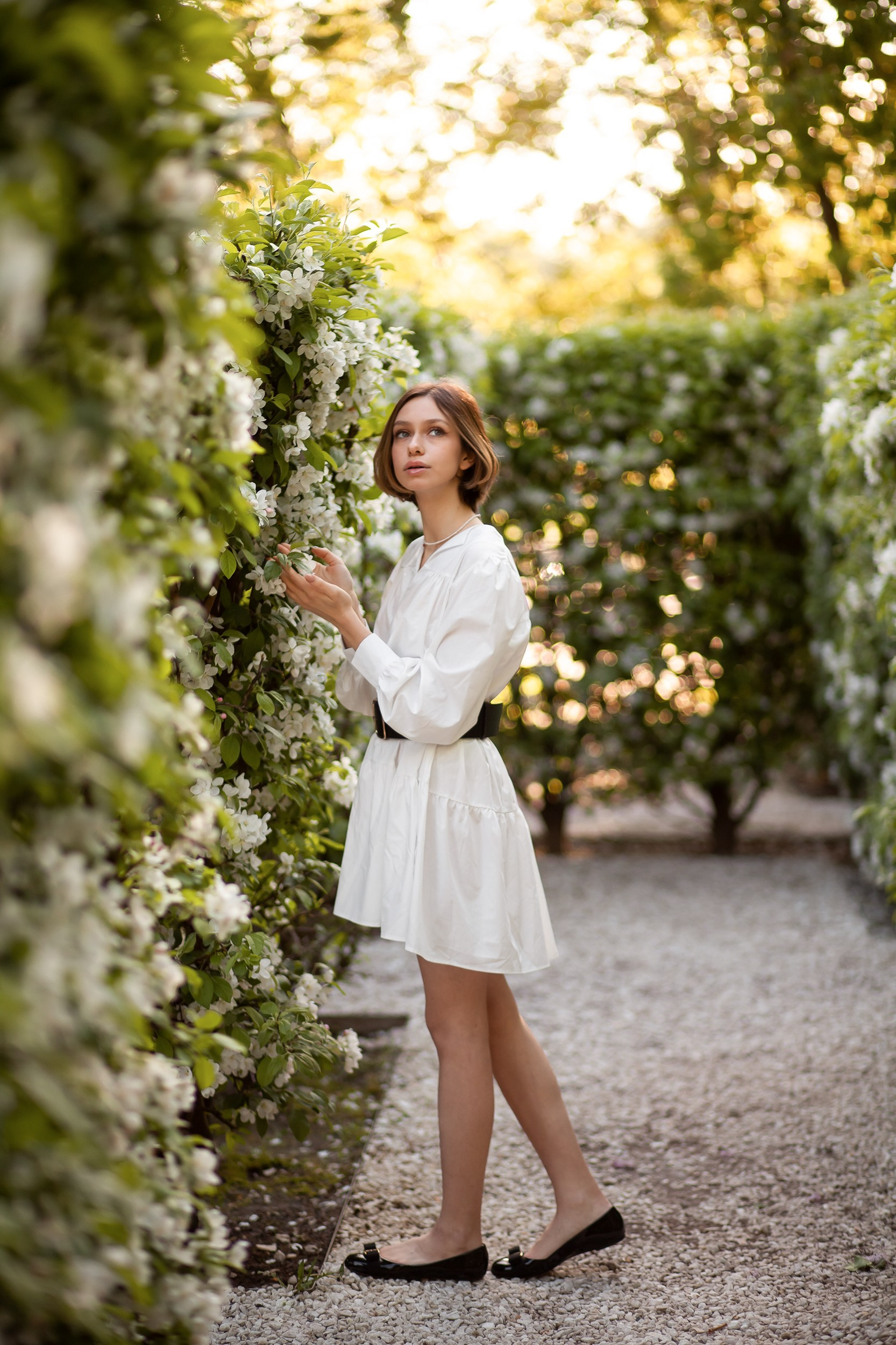 Портретная фотосессия девушки в цветущих садах