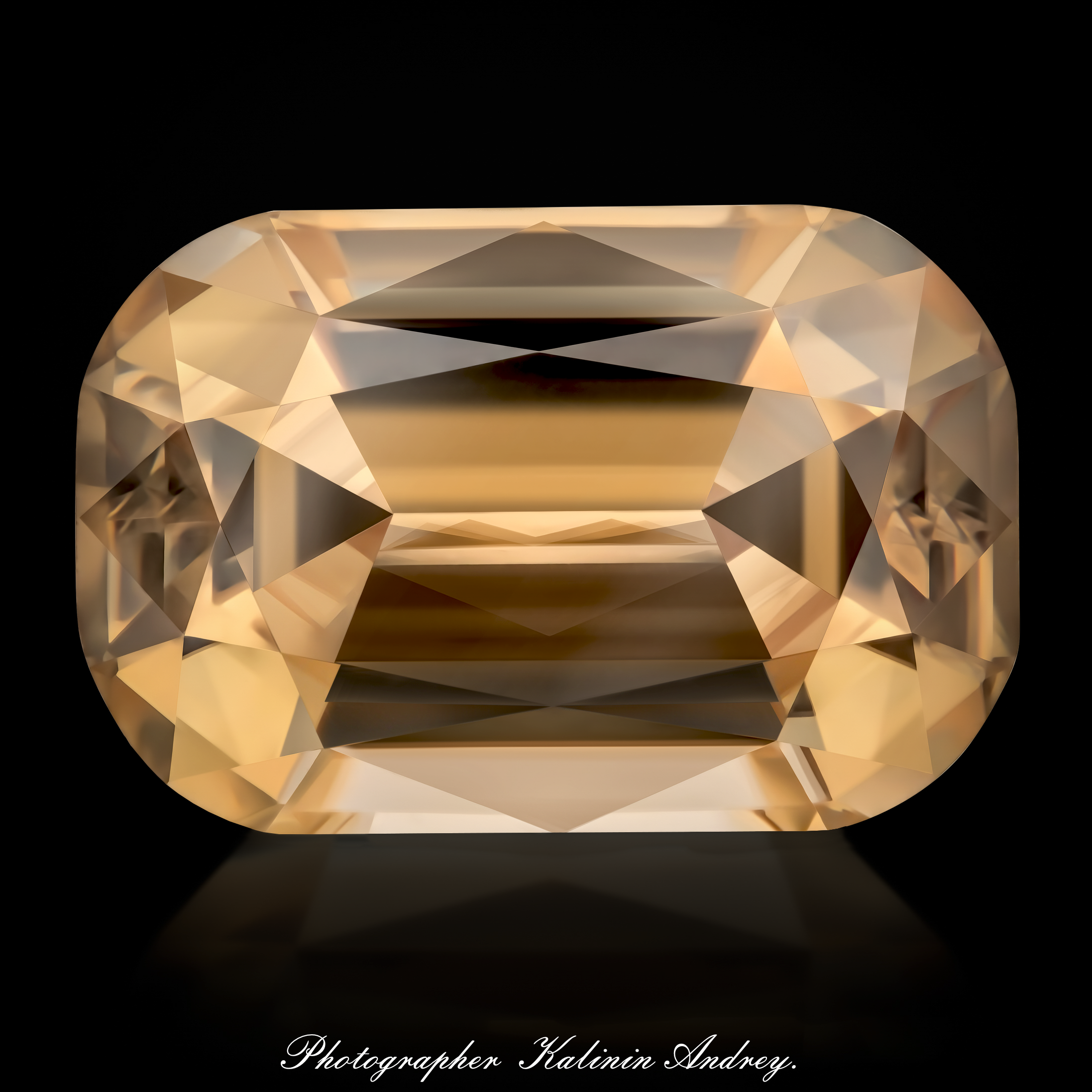 Андрей Сергеевич Калинин специализируется на ювелирной съемке.