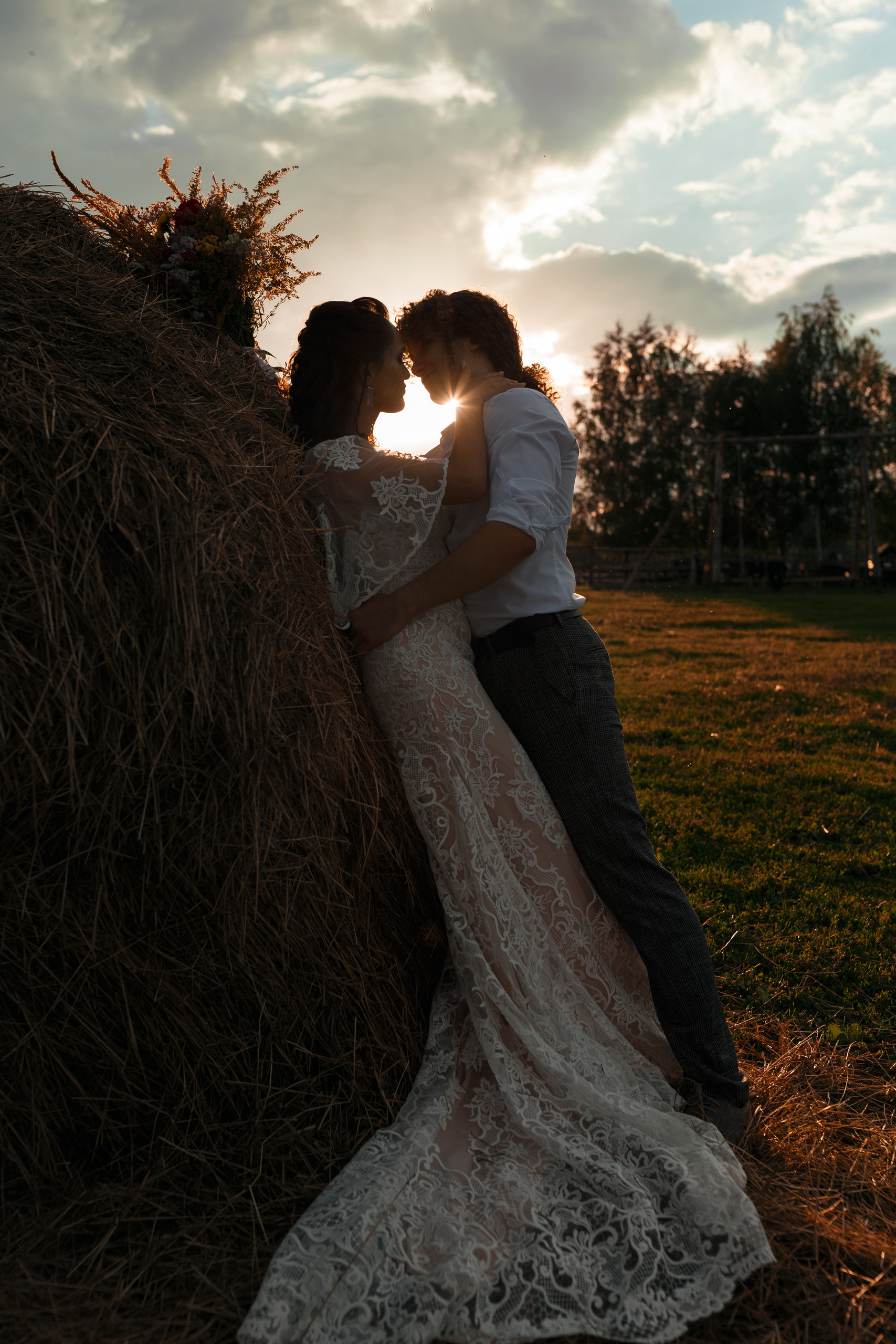 Фотосессия прекрасной пары на ферме среди лошадей
