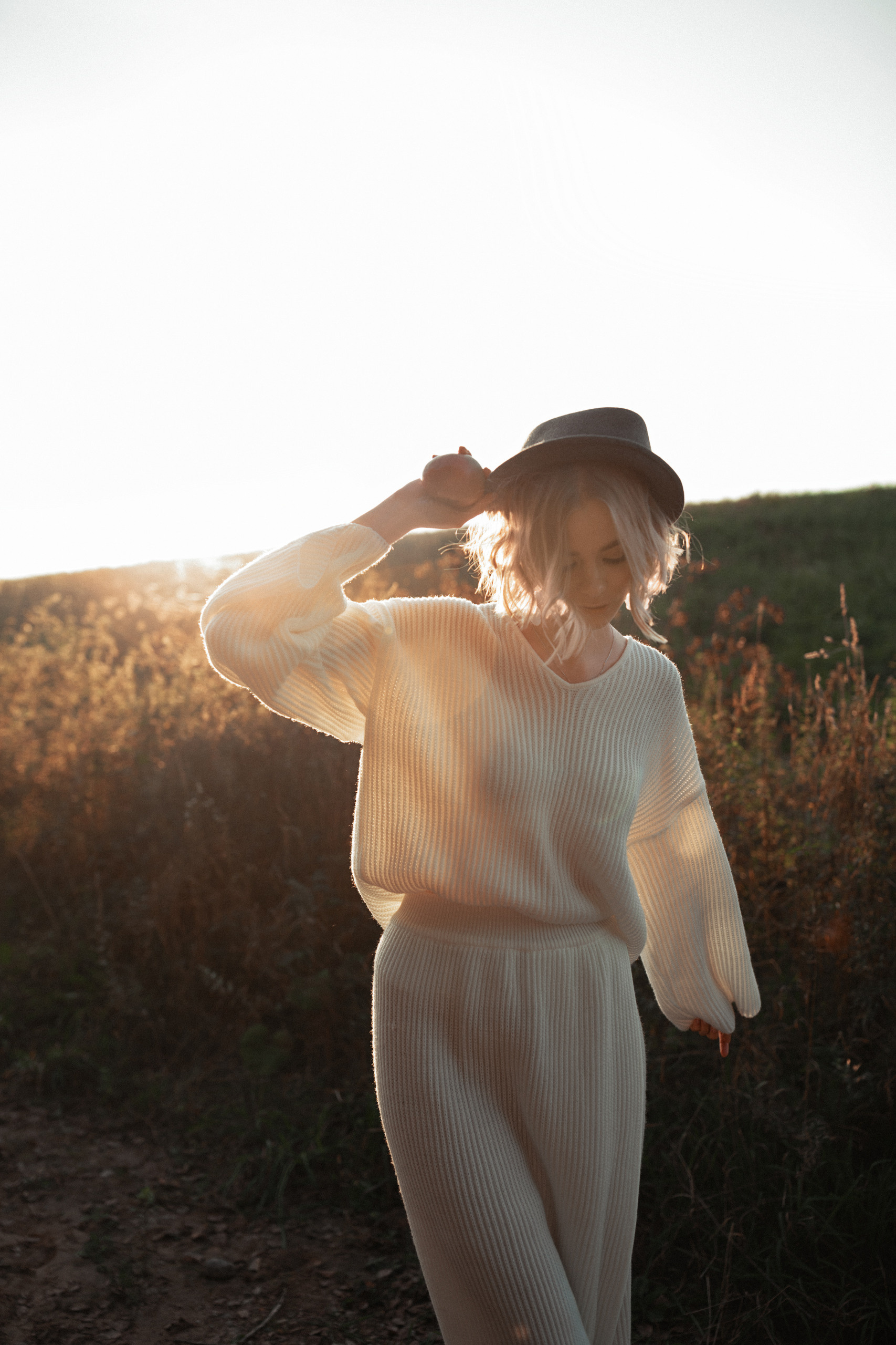 Чувственная фотосессия  в поле