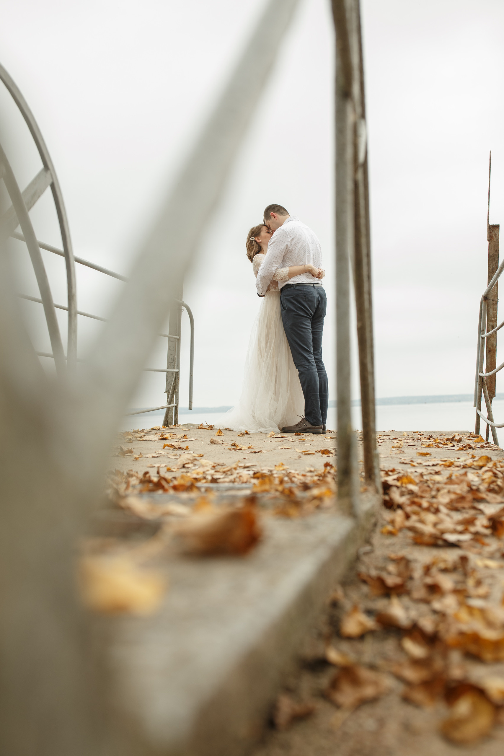 Свадебная прогулка красивой пары на берегу озера