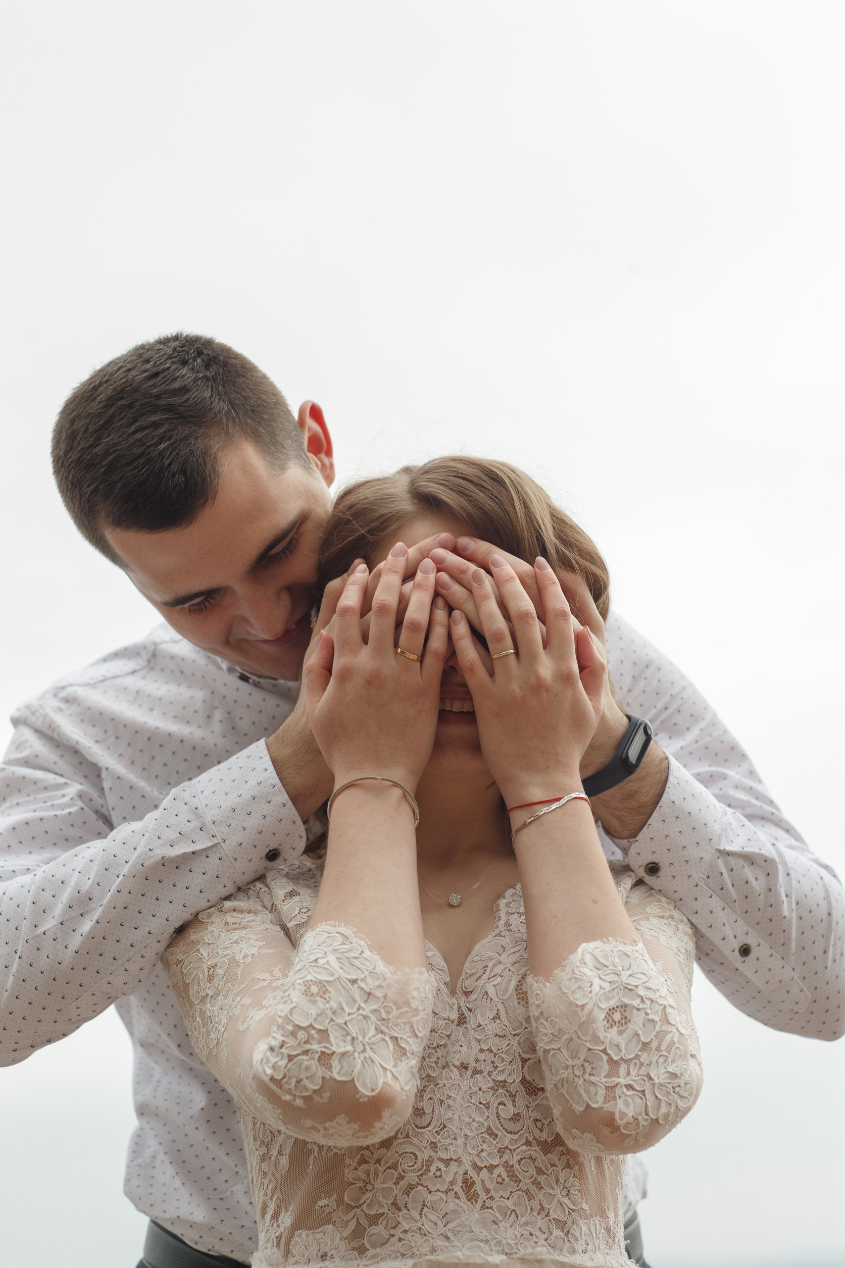 Свадебная прогулка красивой пары на берегу озера