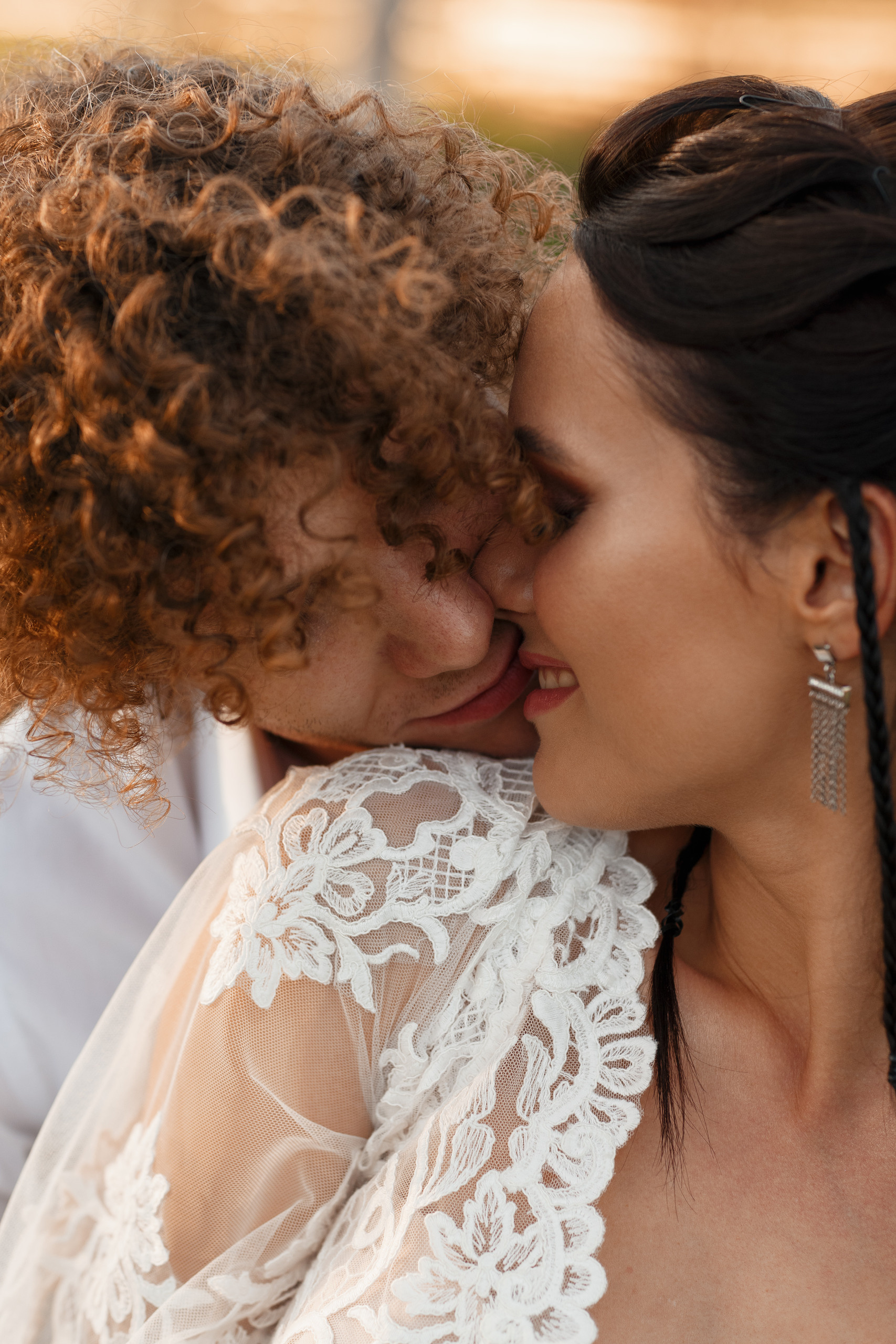 Фотосессия прекрасной пары на ферме среди лошадей