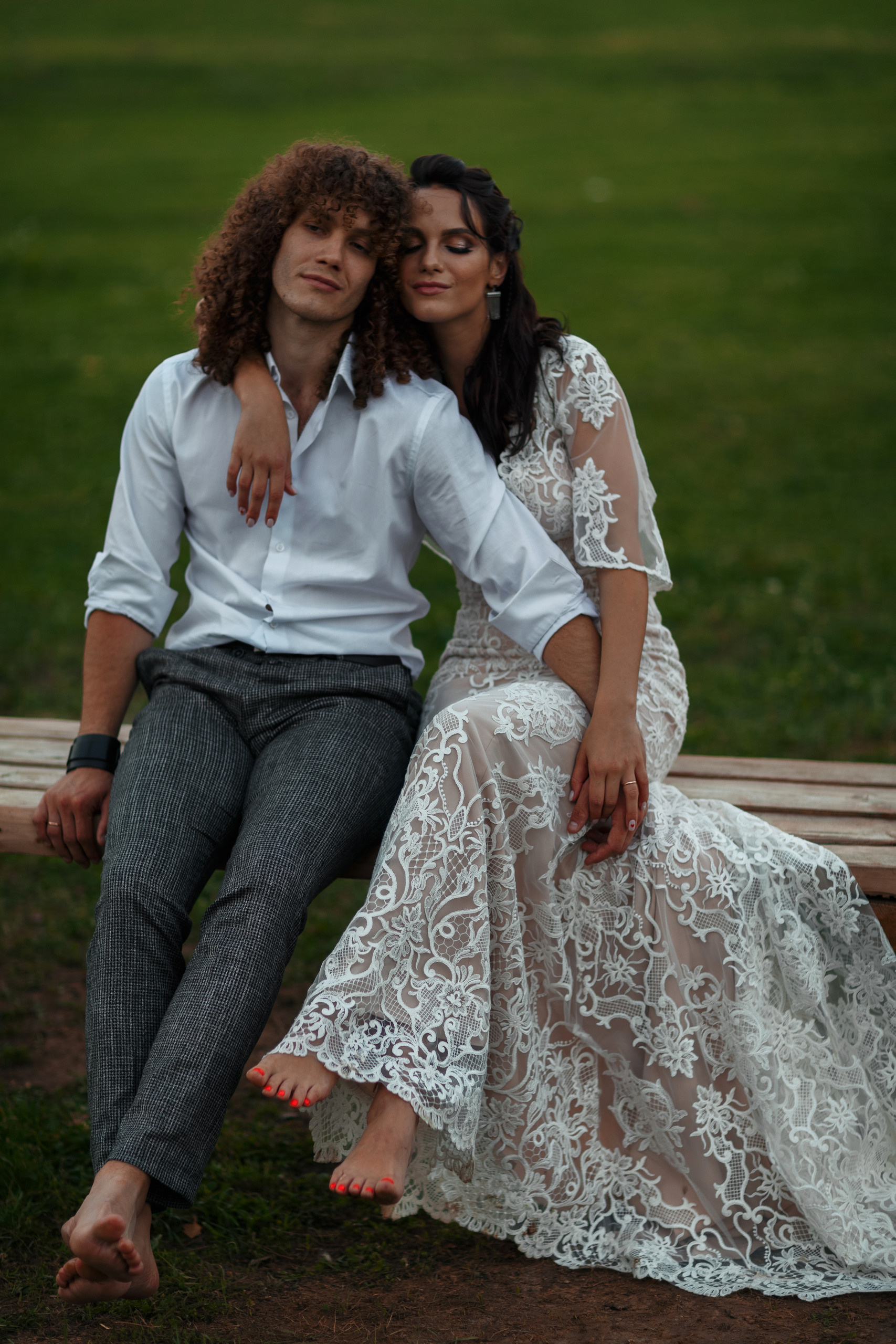 Фотосессия прекрасной пары на ферме среди лошадей