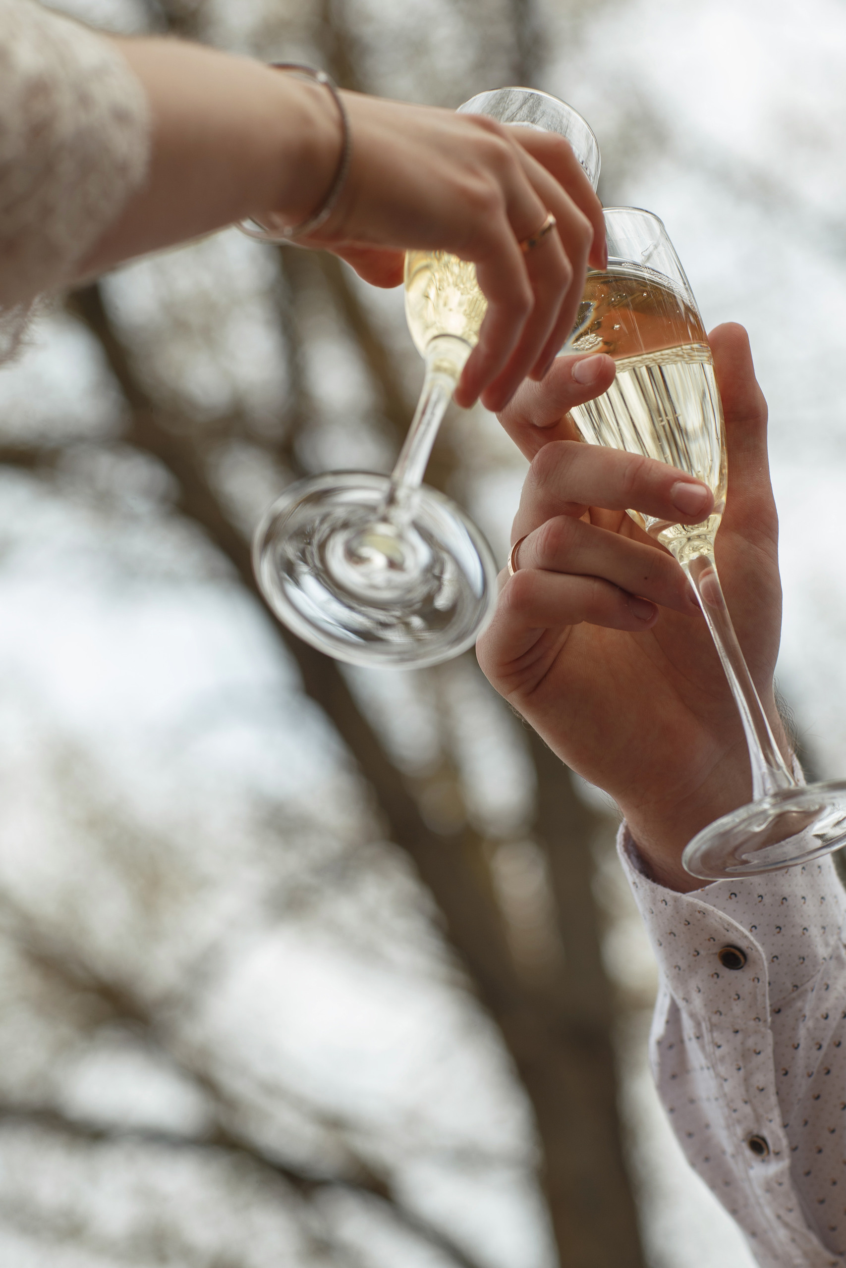 Свадебная прогулка красивой пары на берегу озера