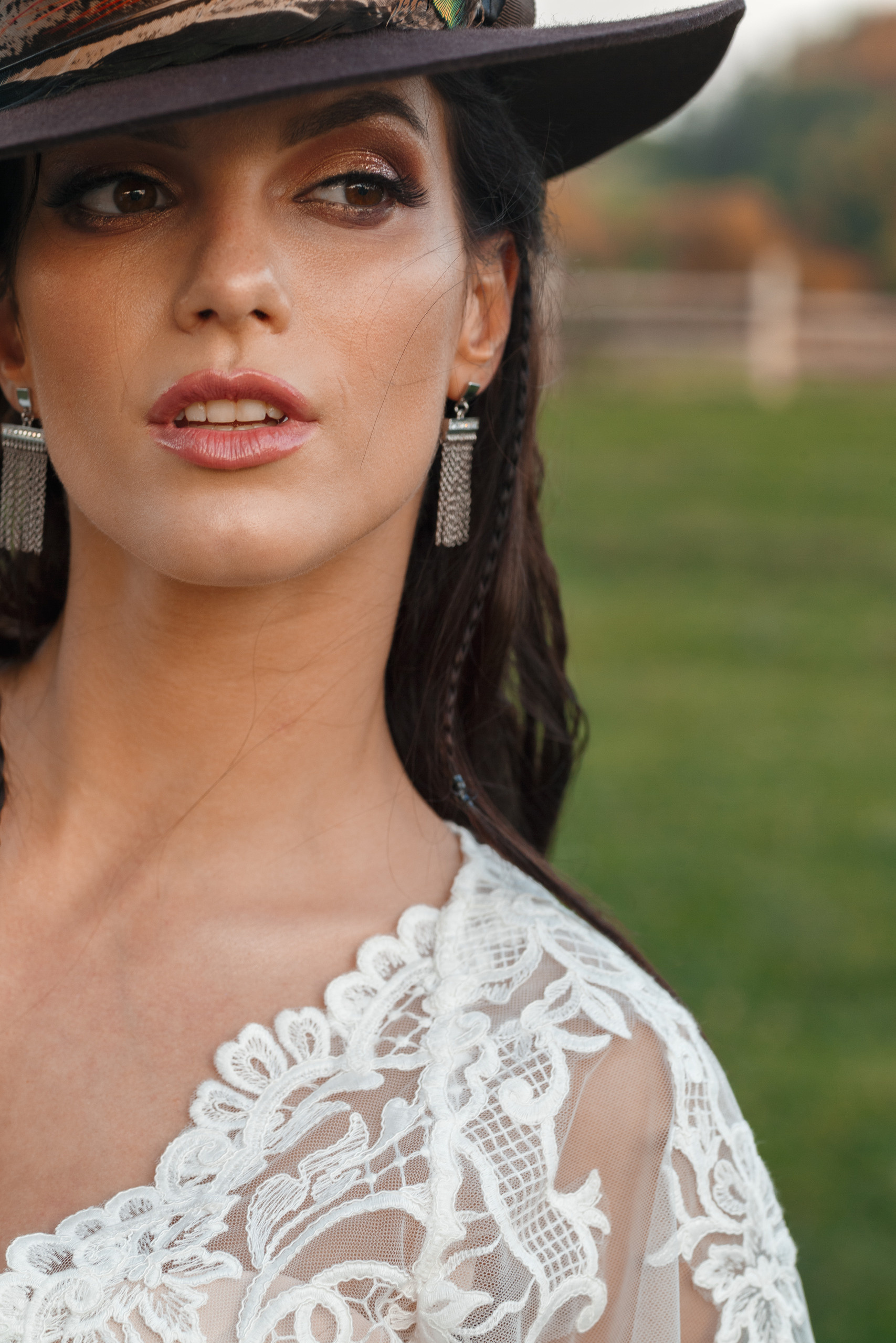 Фотосессия прекрасной пары на ферме среди лошадей