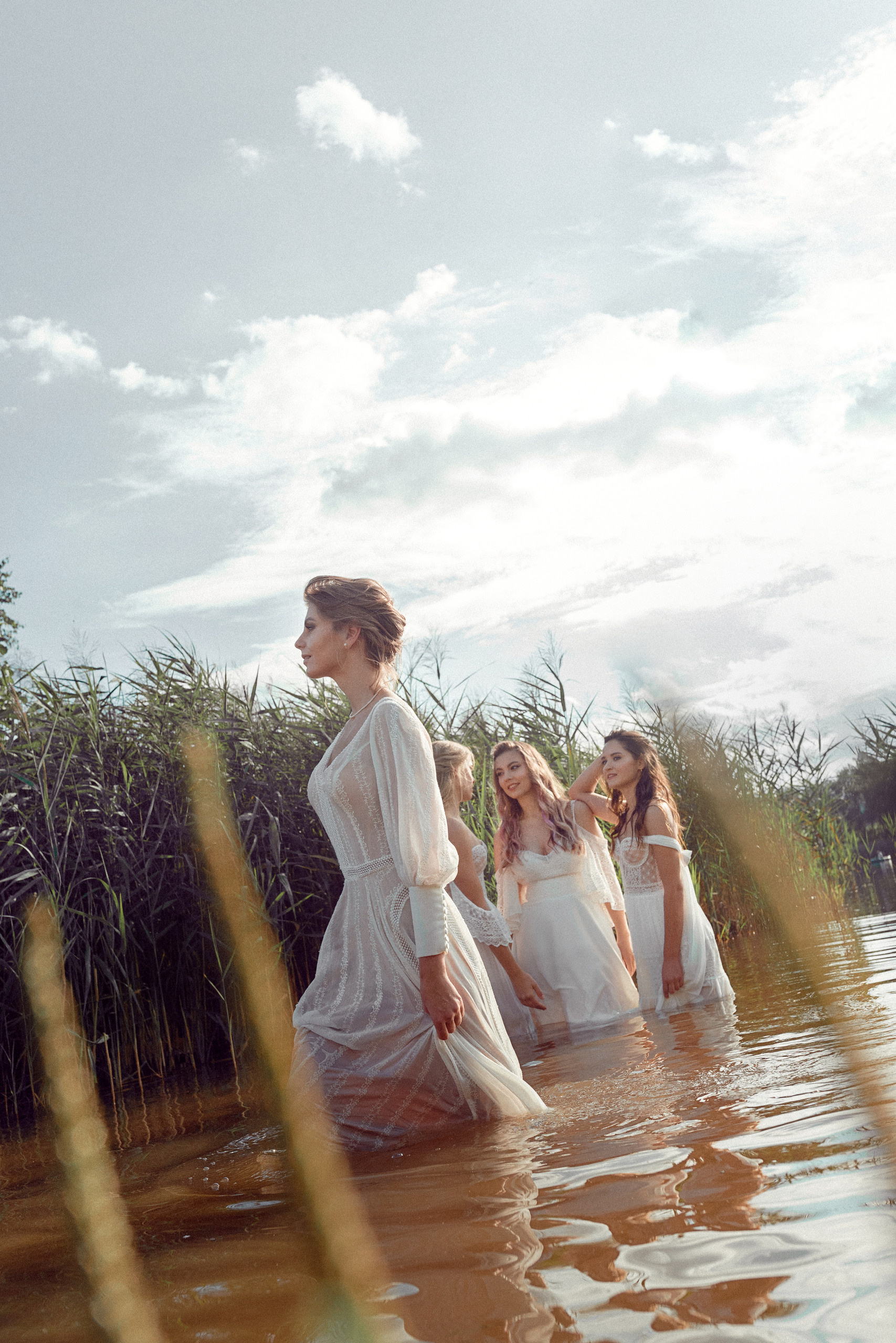 Стилизованная фотосессия молодой пары на закате