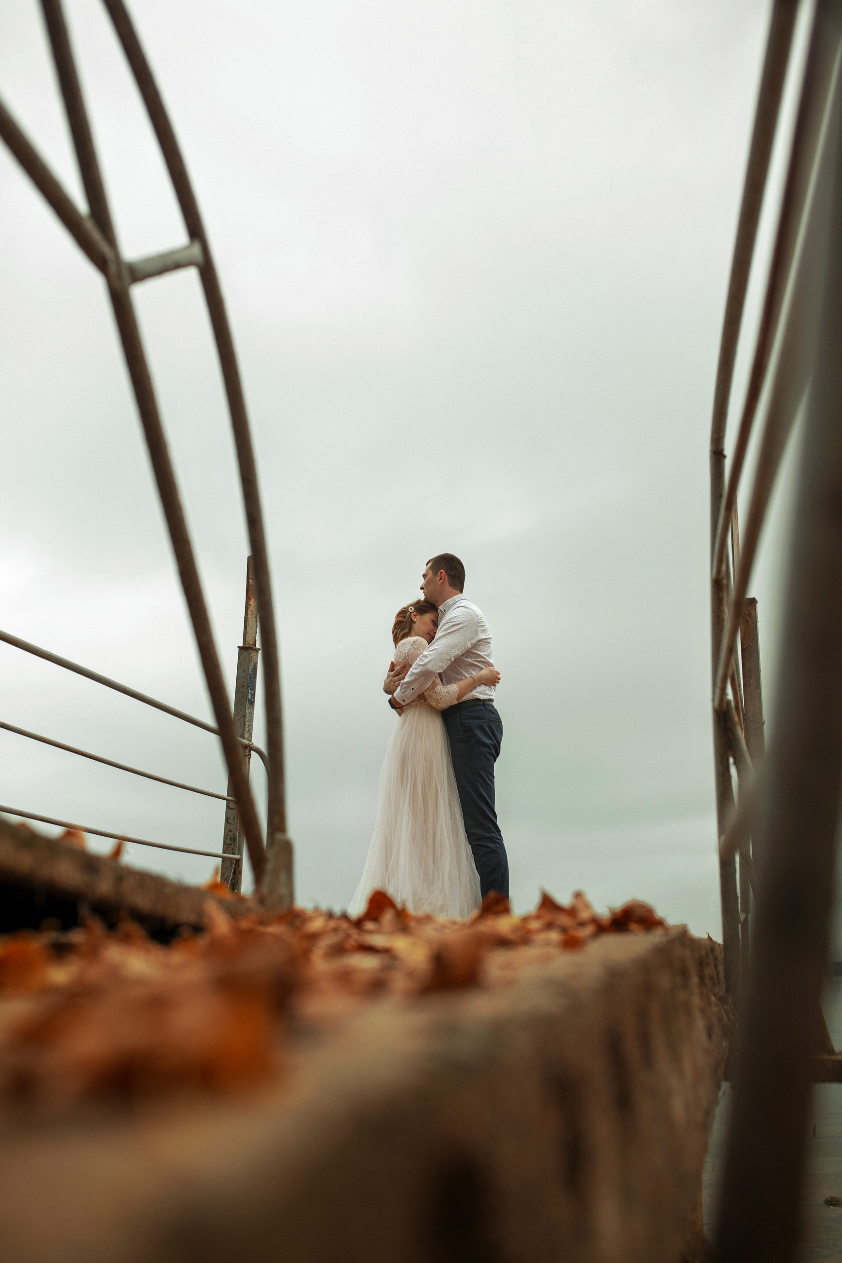 Свадебная прогулка красивой пары на берегу озера