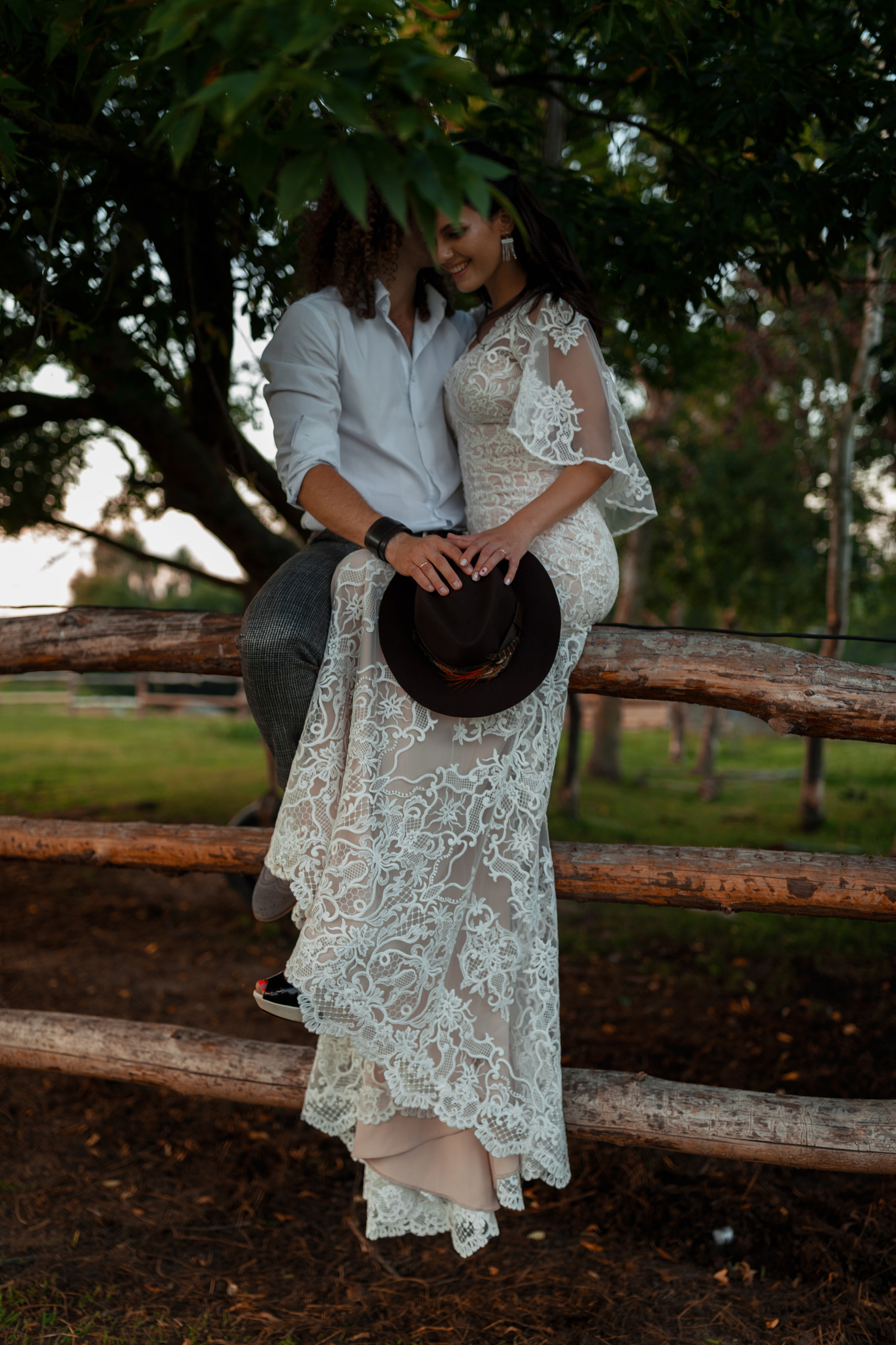 Фотосессия прекрасной пары на ферме среди лошадей