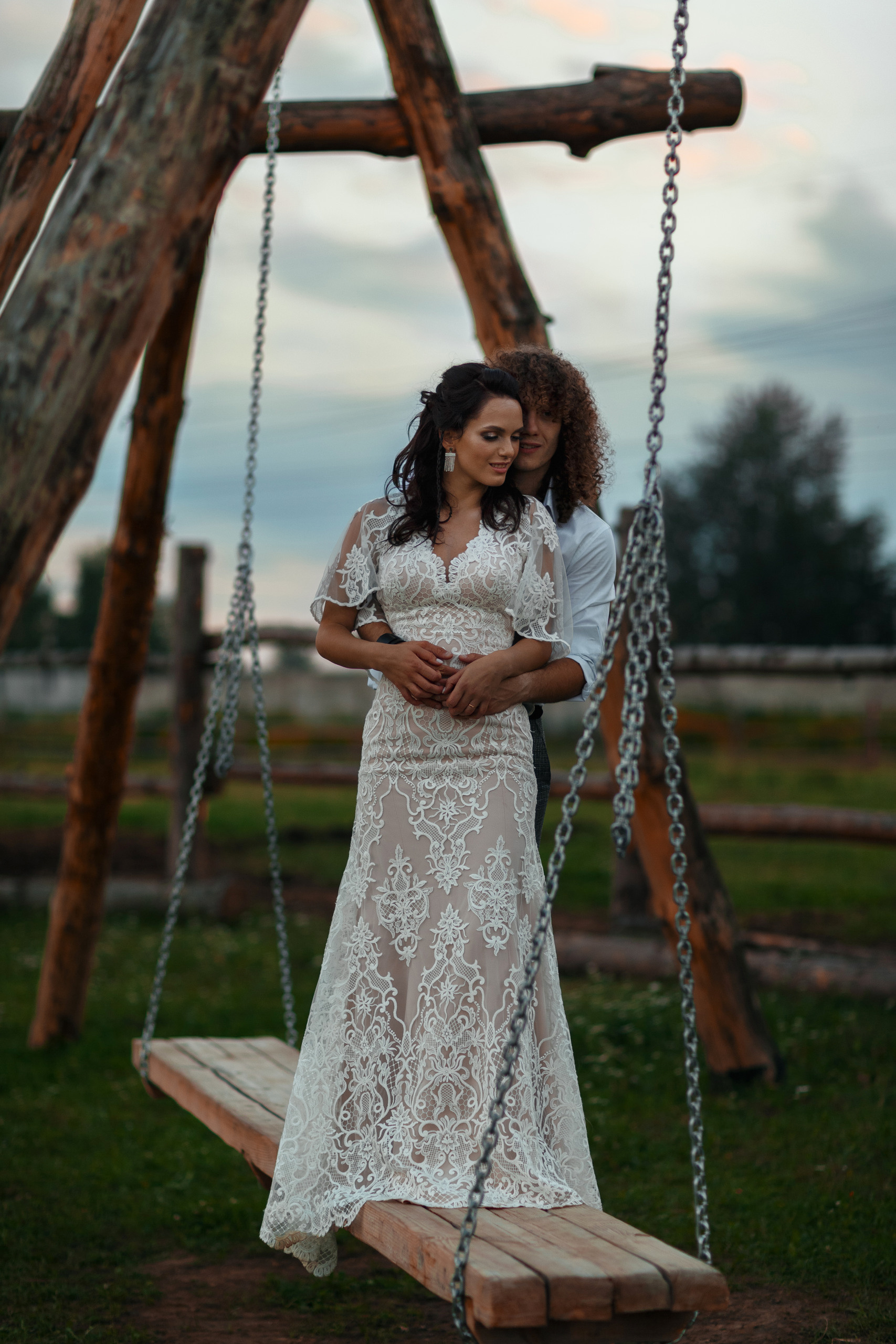 Фотосессия прекрасной пары на ферме среди лошадей