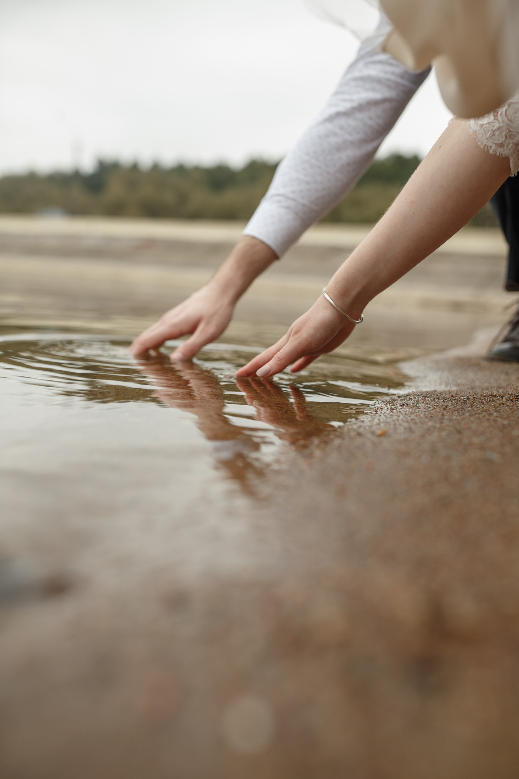 Свадебная прогулка красивой пары на берегу озера
