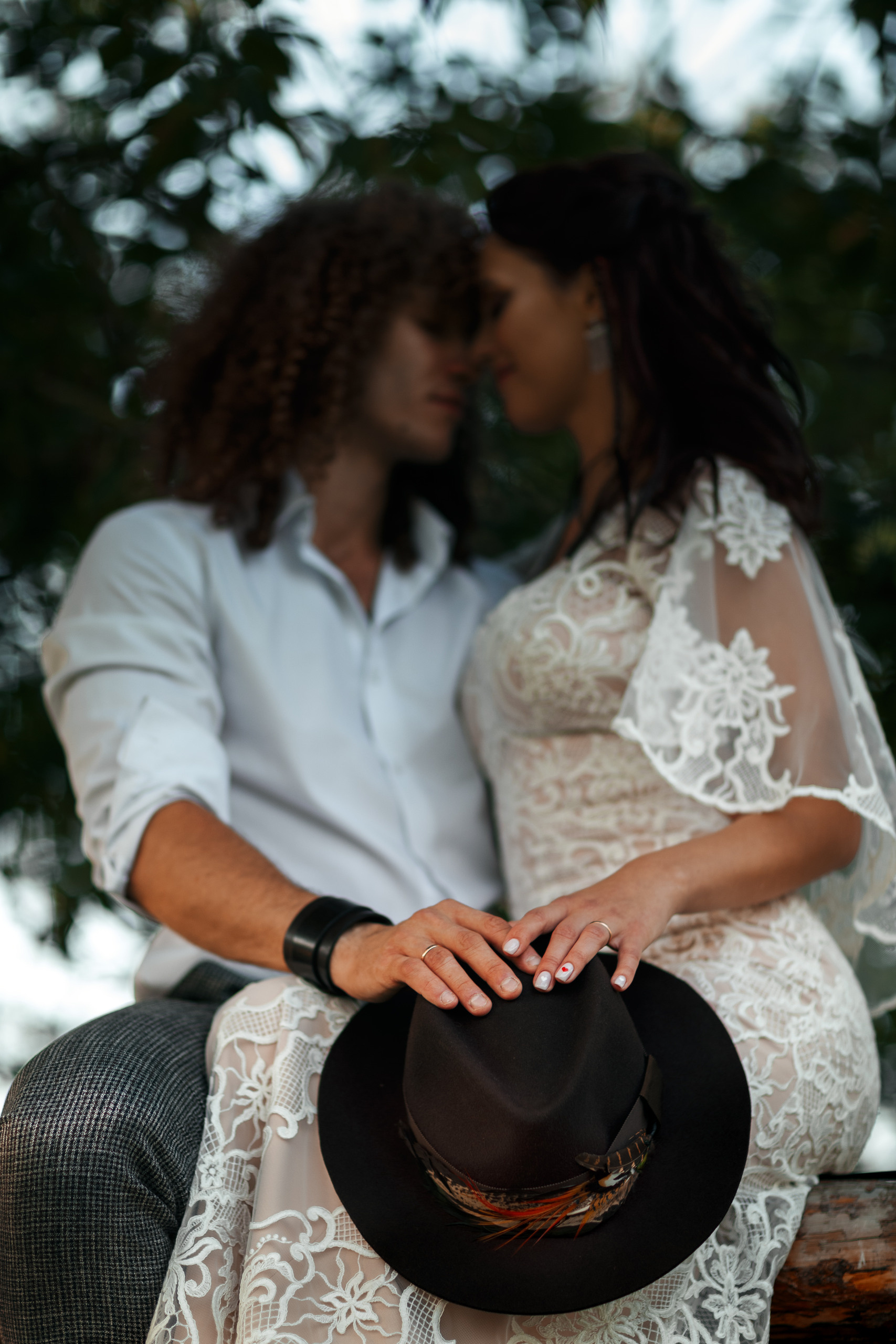 Фотосессия прекрасной пары на ферме среди лошадей