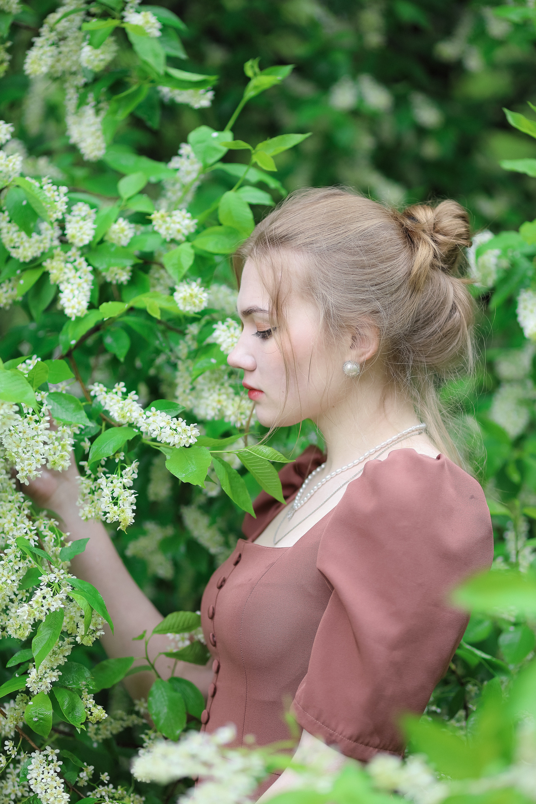 Фотосессия Влады весной в сирени