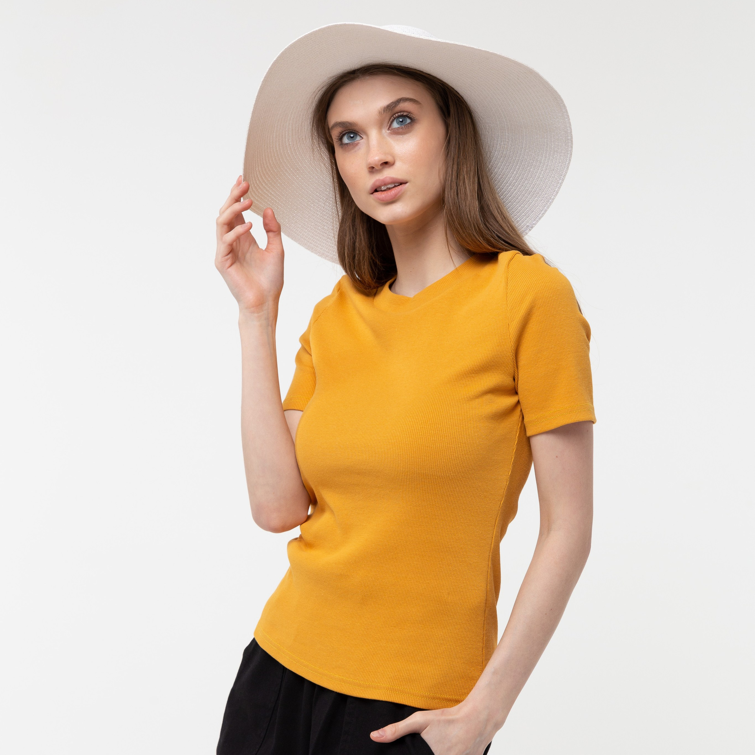 Съёмка одежды в студии на модели для маркетплейса