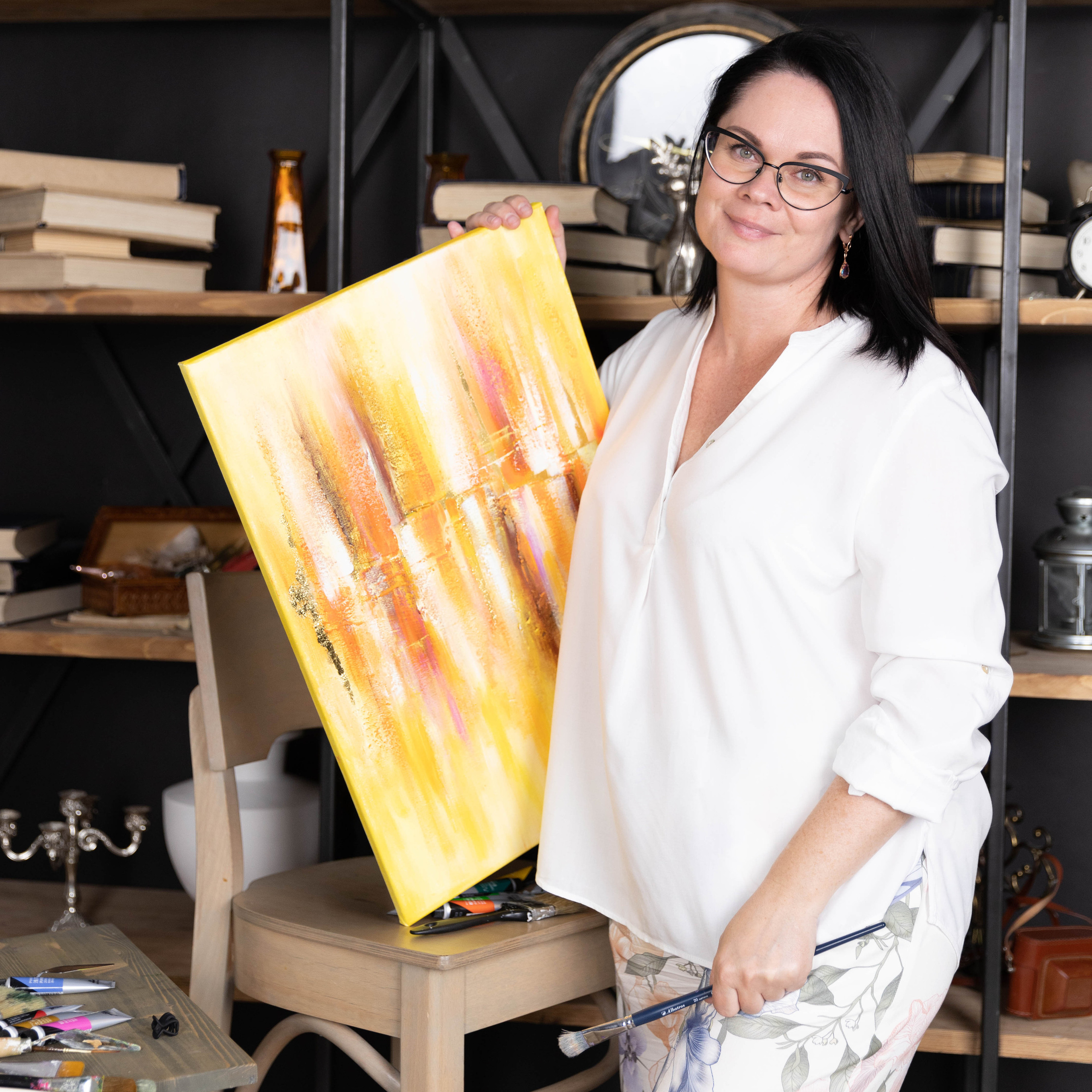 Художник, автор с яркой картиной. Ритм счастья. желтый, оранжевый, цвет. На картине поталь, она светится в сумерках.