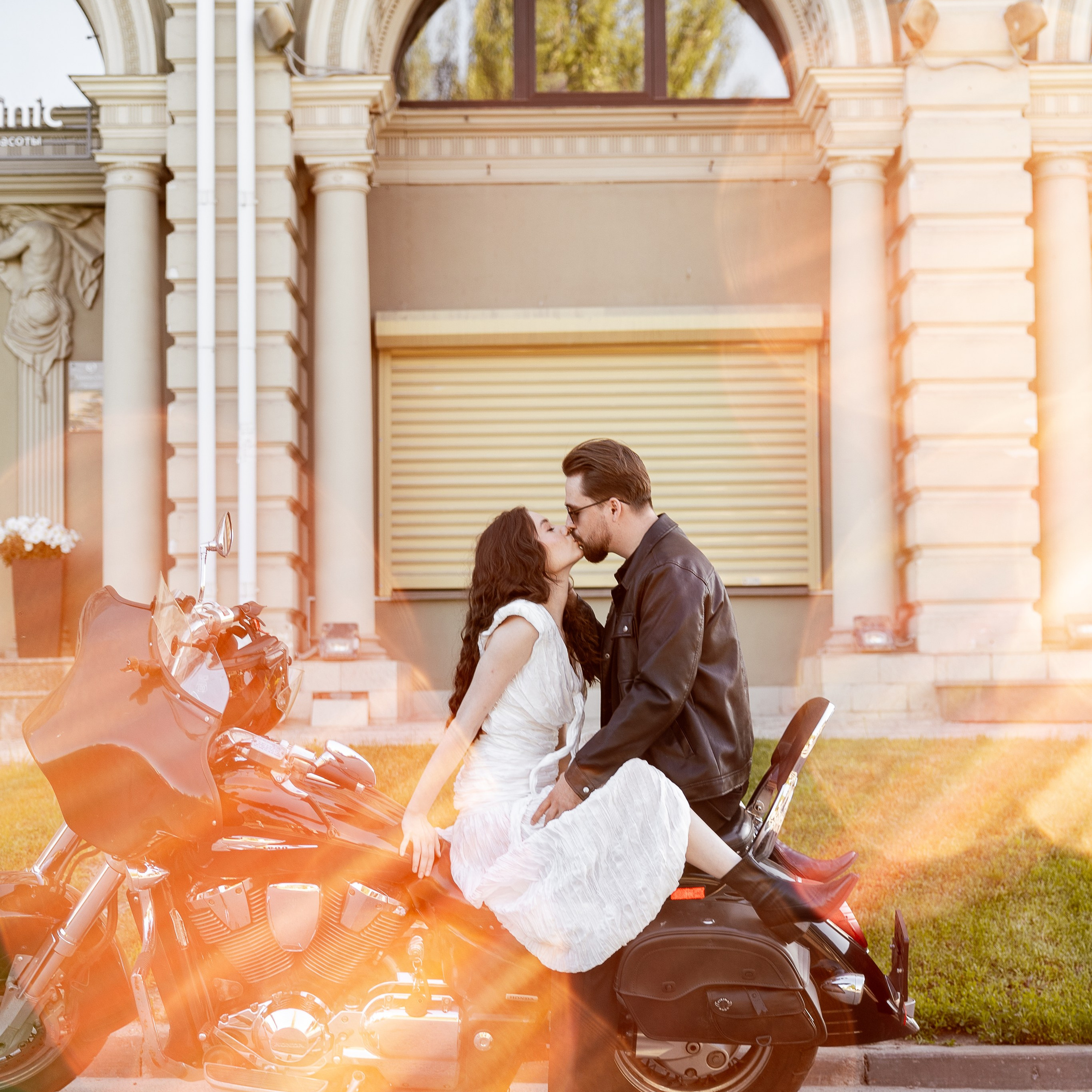 ПАКЕТ Maxi 10000 рублей Вы получите: 1 час фотосессии; Подбор образа; Продумывание сьемки Дополнительные источники освещения, художественные светофильтры Подбор мест для фотосессии Помощь в позировании; Все исходные фотографии в день съемки Смонтированный Видео ролик до 1 минуты и несколько коротких видео Авторская цветокоррекция всех удачных фотографий (от 200-500 фотографий); Авторская обработка 15 фотографий, художественная ретушь (фотографии можете выбрать сами); Сроки отдачи фотографий 7 дней Закрытый доступ к фотографиям на облачном диске Фотостудия оплачивается отдельно