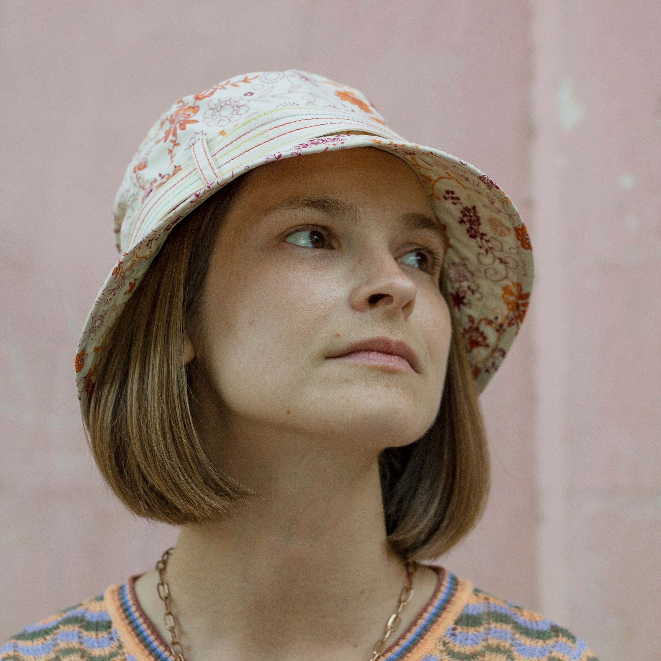 Girl wit the hat with the pink background Anna Karamurzina photographer