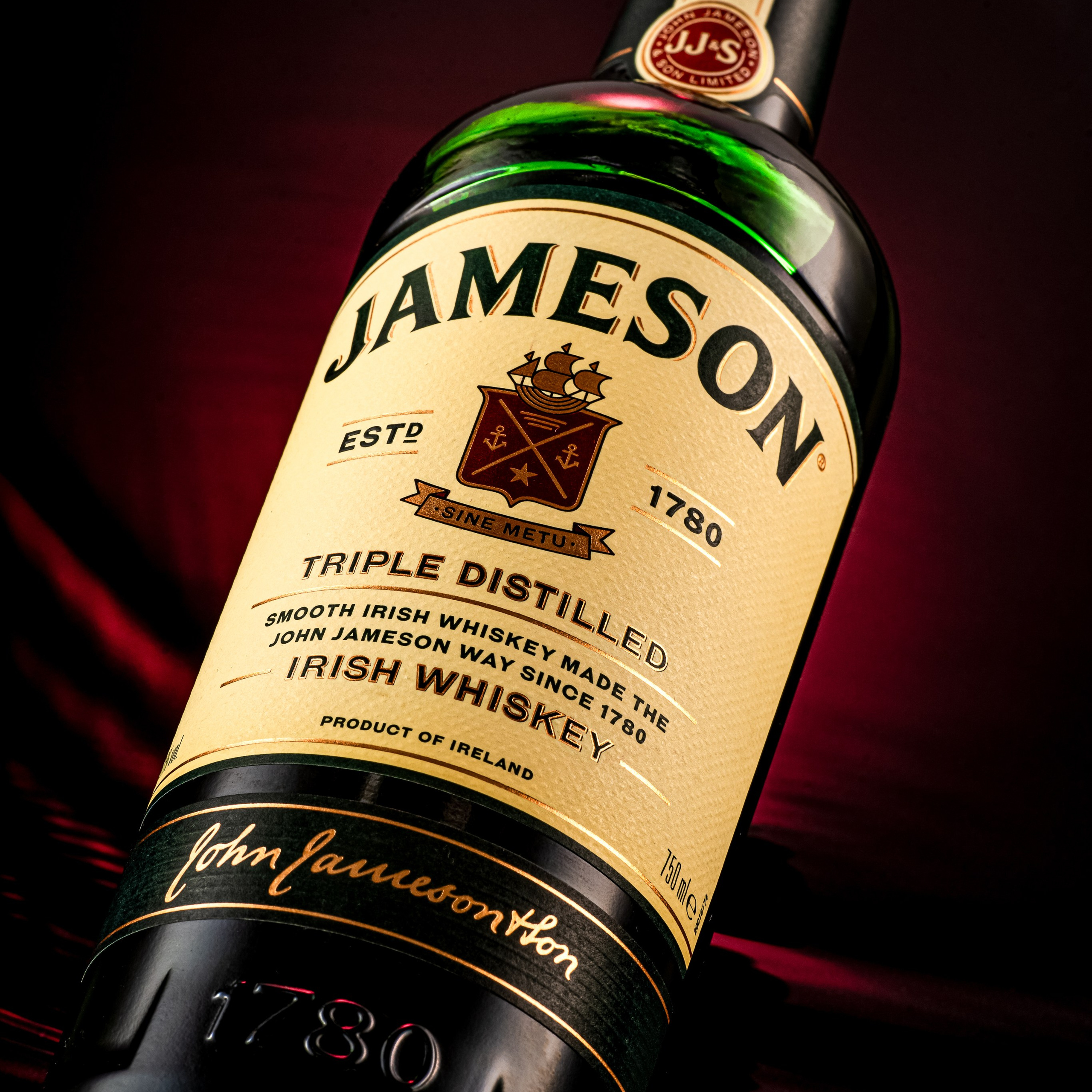 Бутылка виски под наклоном