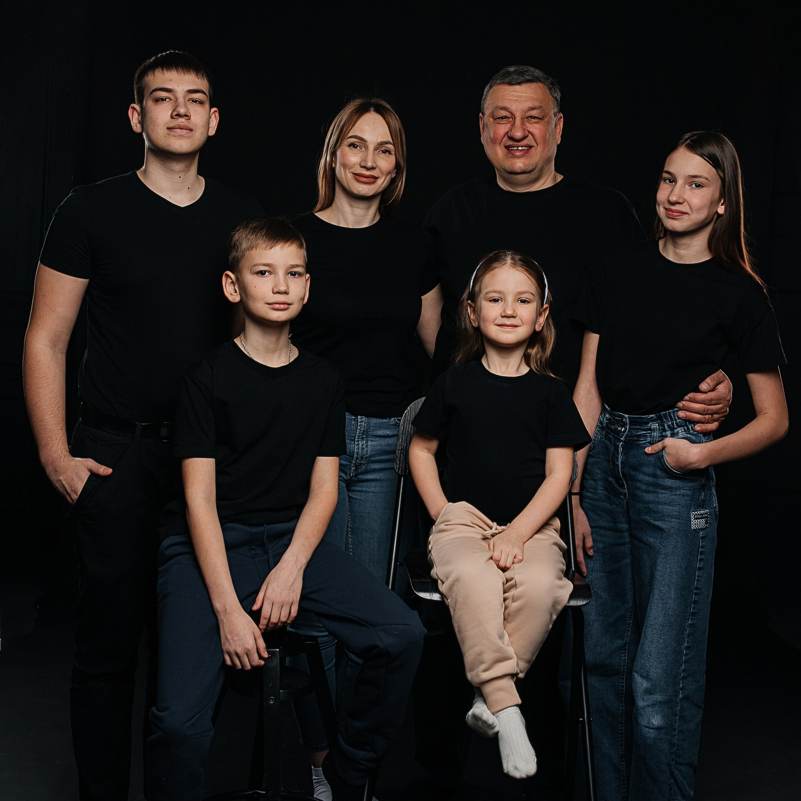 Семейная фотосессия в Иркутске. Студийная фотосессия семьи на циклораме в Иркутске