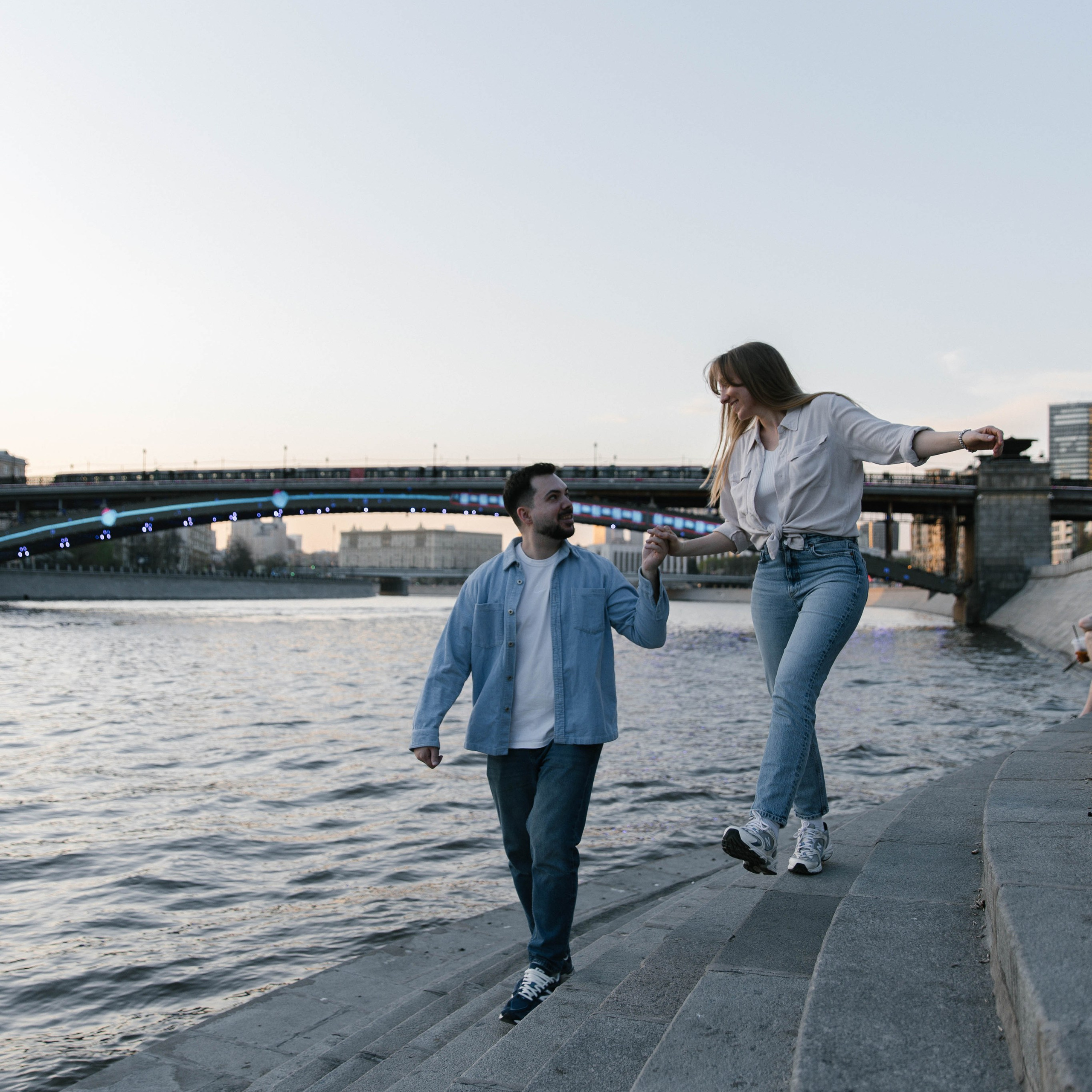 Фотография пары на набережной в Москве