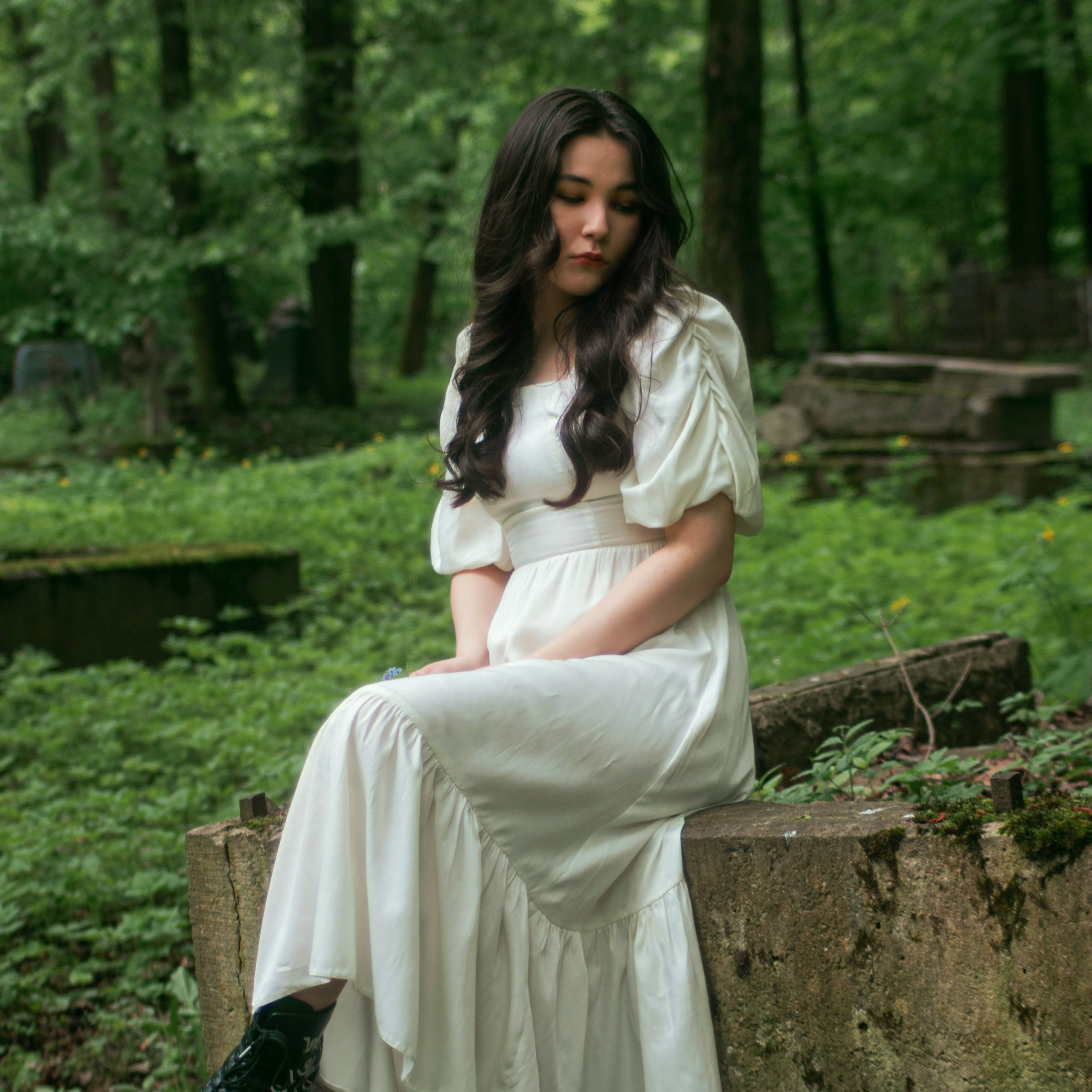 Фотосессия на кладбище. Летняя сьемка в белом платье