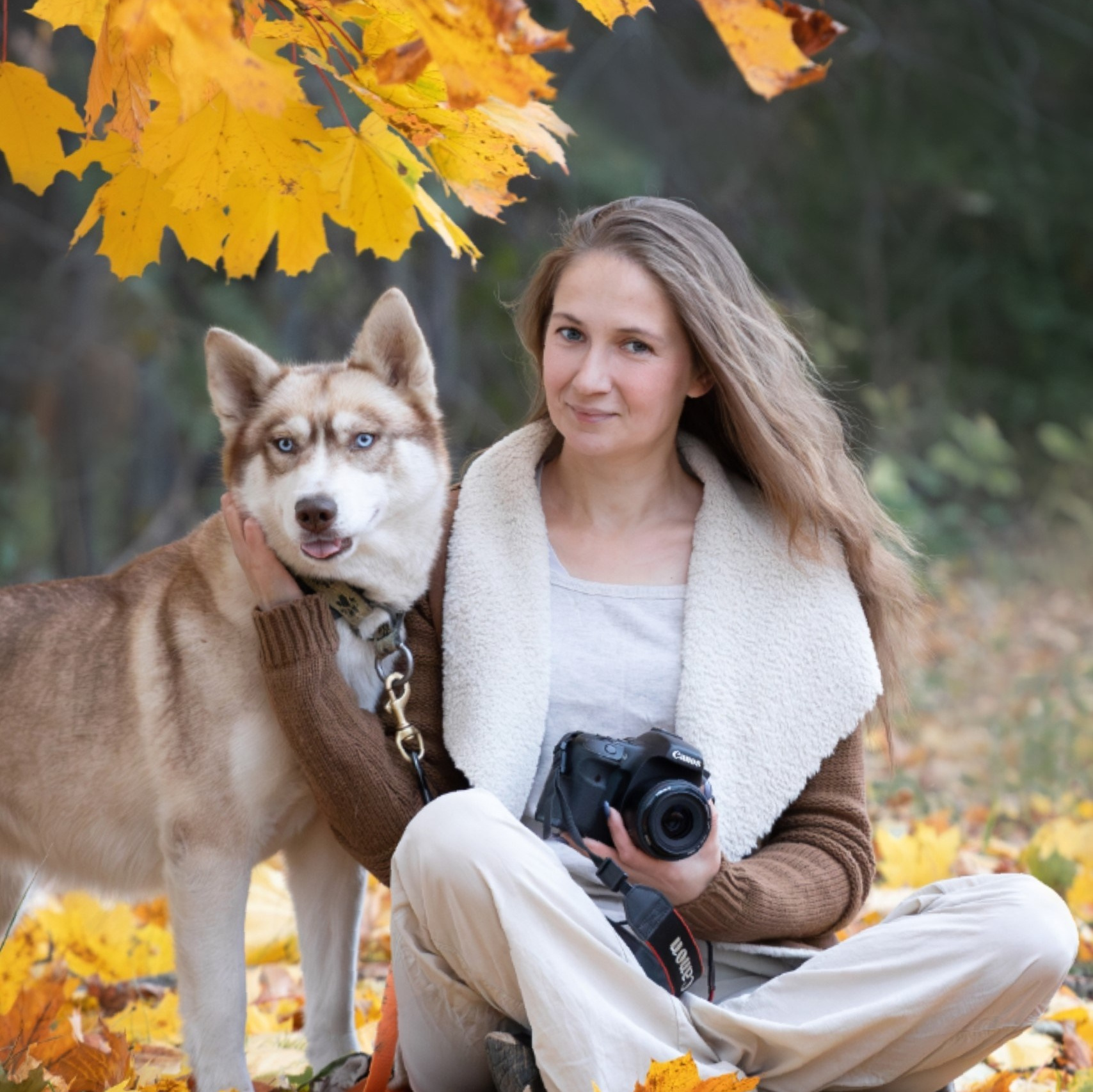 Анастасия Гусева с хаски Чарли и камерой в осенних листьях. О фотографе из Переславля-Залесского.