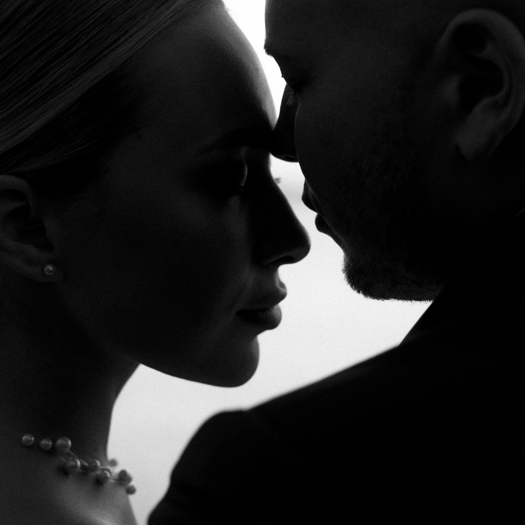 Здравствуйте! Я&nbsp;свадебный фотограф из&nbsp;Ульяновска, работаю в&nbsp;том числе по&nbsp;всей России и&nbsp;с&nbsp;выездом за&nbsp;границу. Снимаю свадьбы, lovestory, корпоративы, светский репортаж. Провожу обучение по&nbsp;фотографии, мастер-классы и&nbsp;воркшопы для других фотографов.