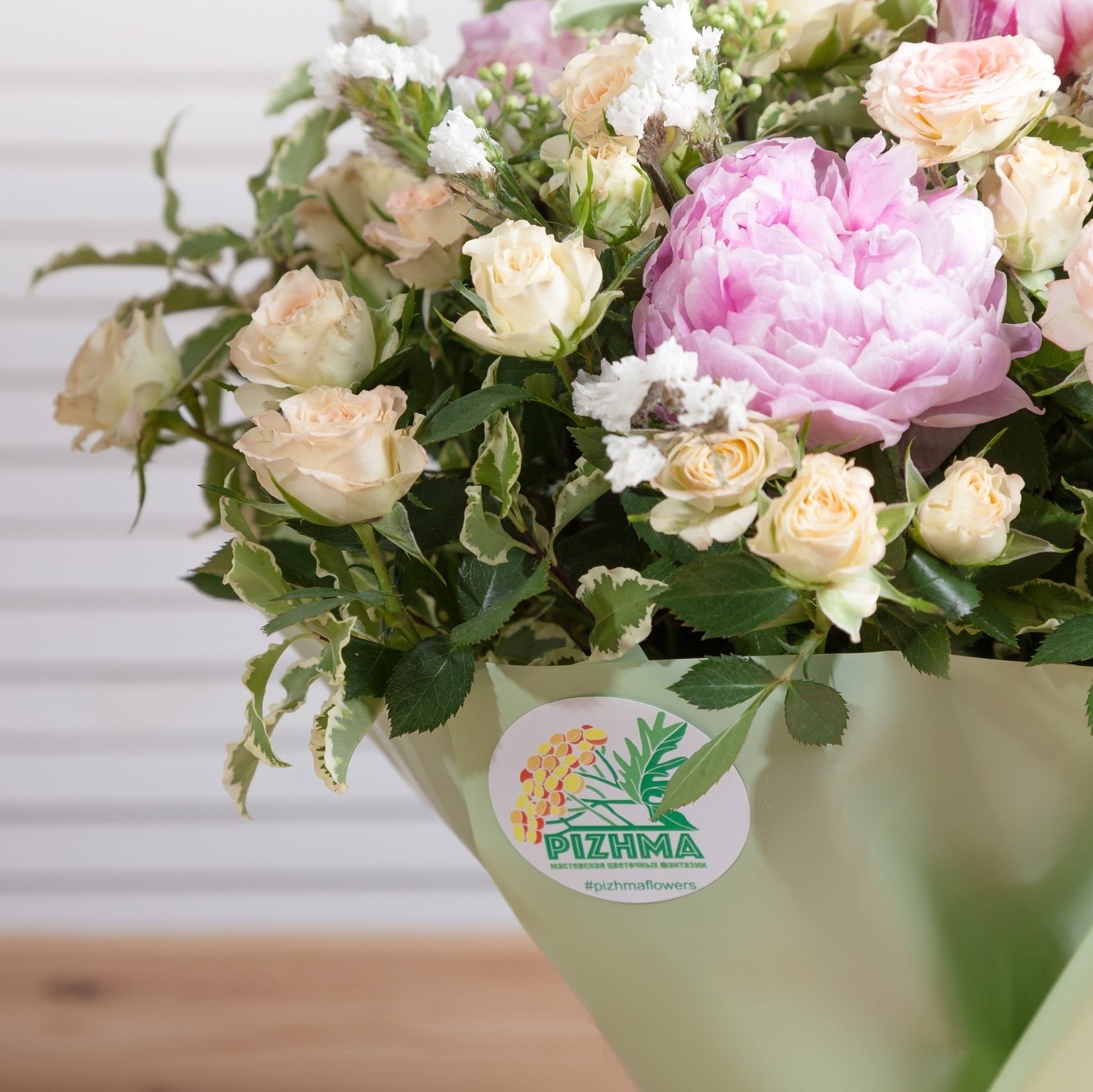 Букет: пионы, кустовые розы, статица, рябина, питтоспорум. Флорист Маргарита Гладкова