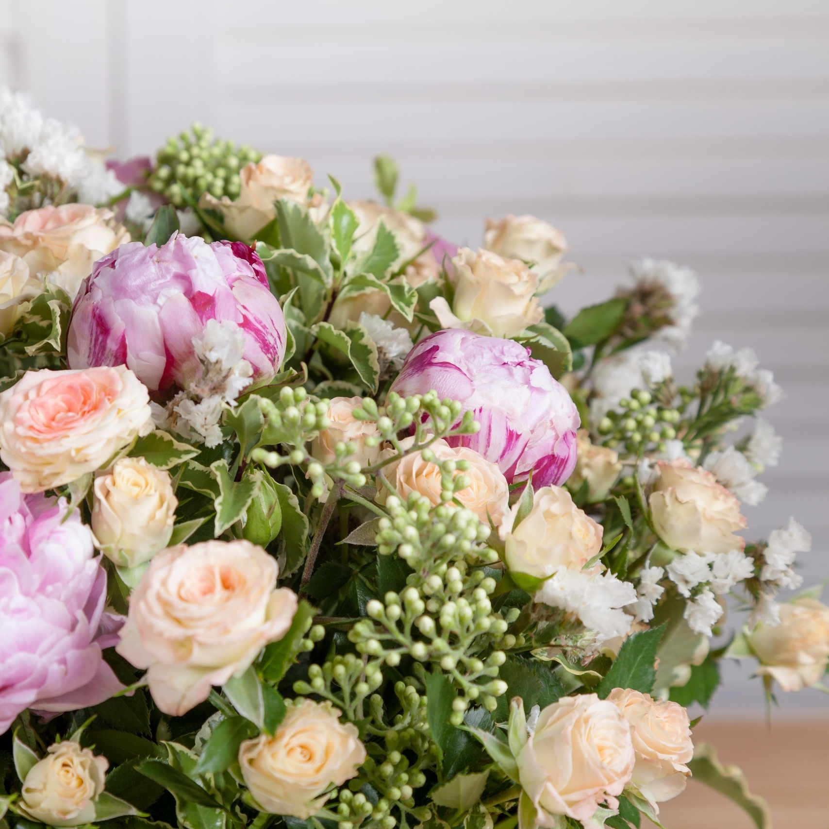 Букет: пионы, кустовые розы, статица, рябина, питтоспорум. Флорист Маргарита Гладкова