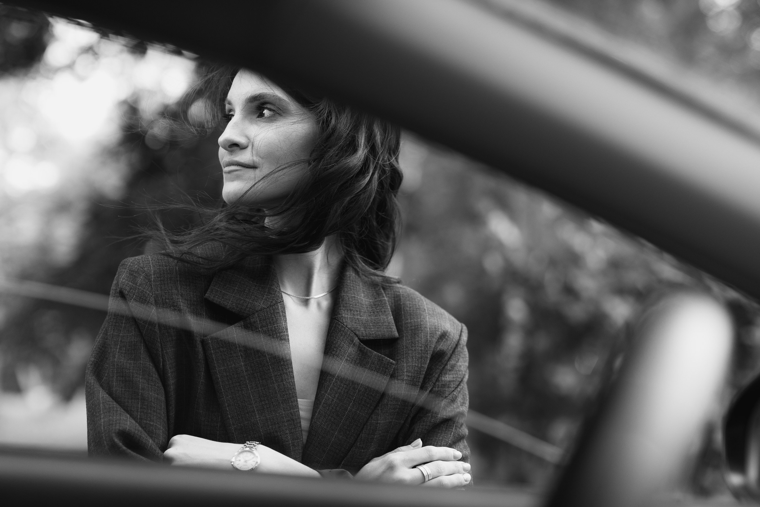 Чёрно-белый портрет девушки в пиджаке, фотограф Марья Никитина