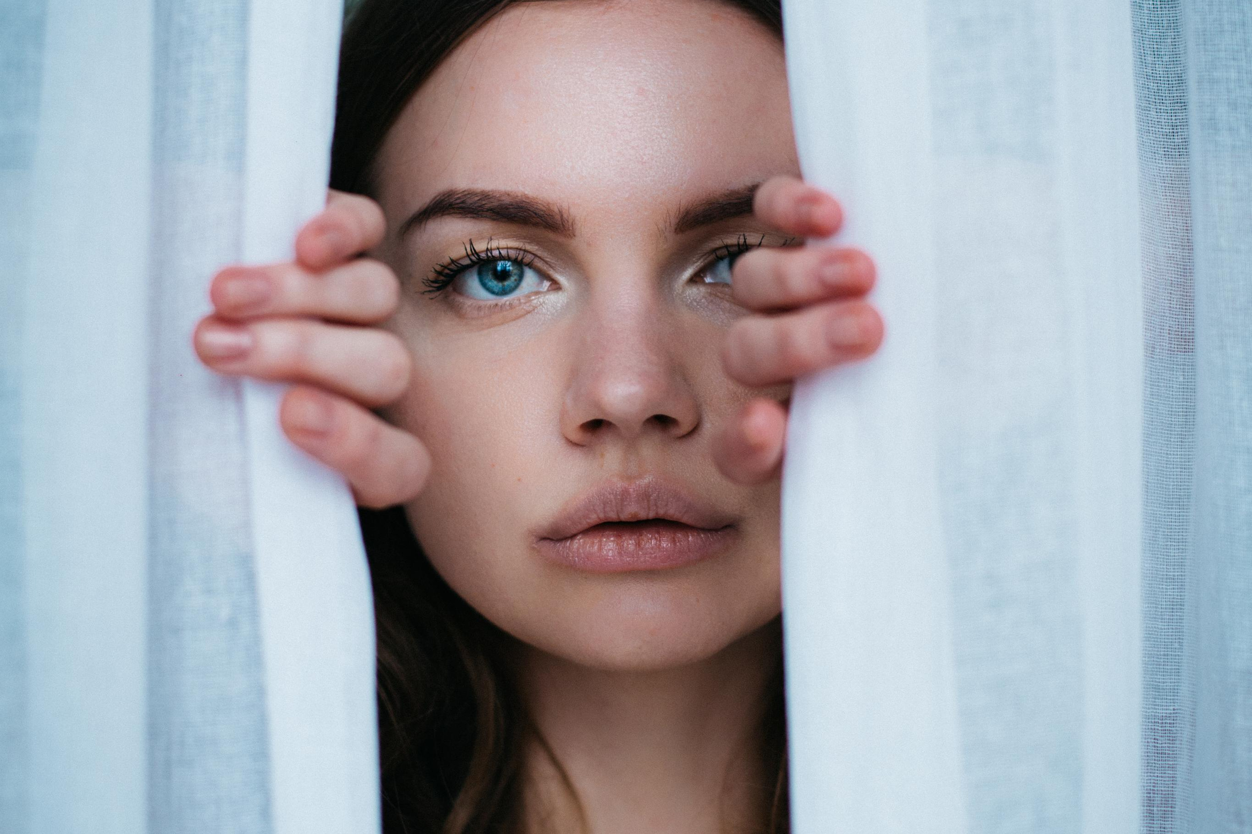 Женский портрет крупным планом с занавесками