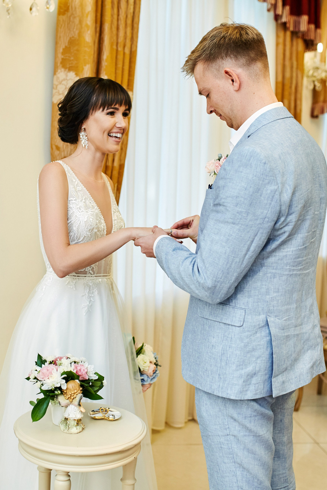 Фотограф делает красивый снимок росписи в ЗАГСе на ВДНХ в Москве – фотография {описываем на фоне чего/описываем происходящее}