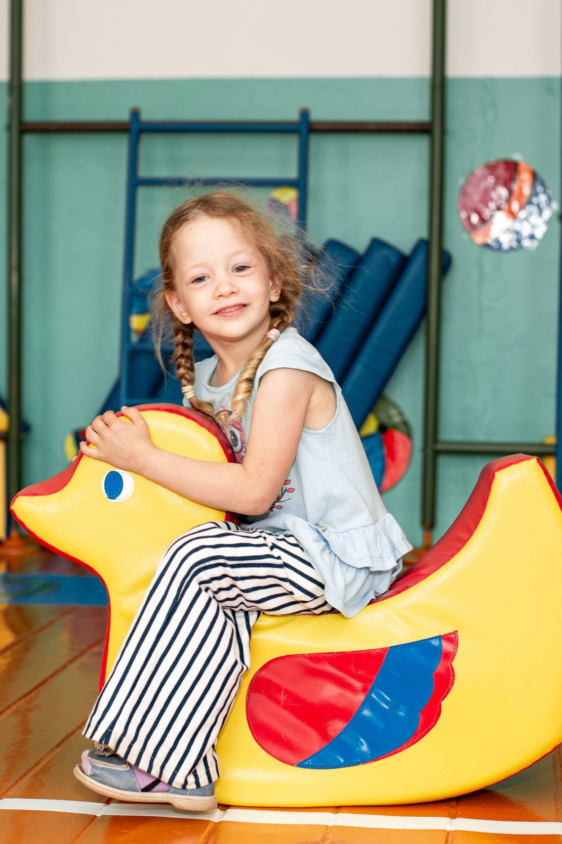 девочка с куклой в детском саду