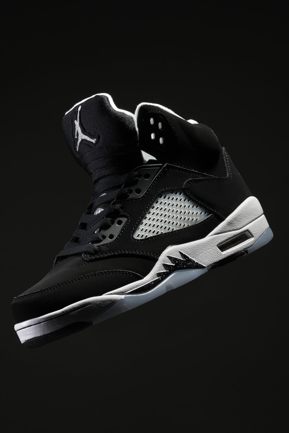 силач держит гантелю и смотрит на себя в отражении