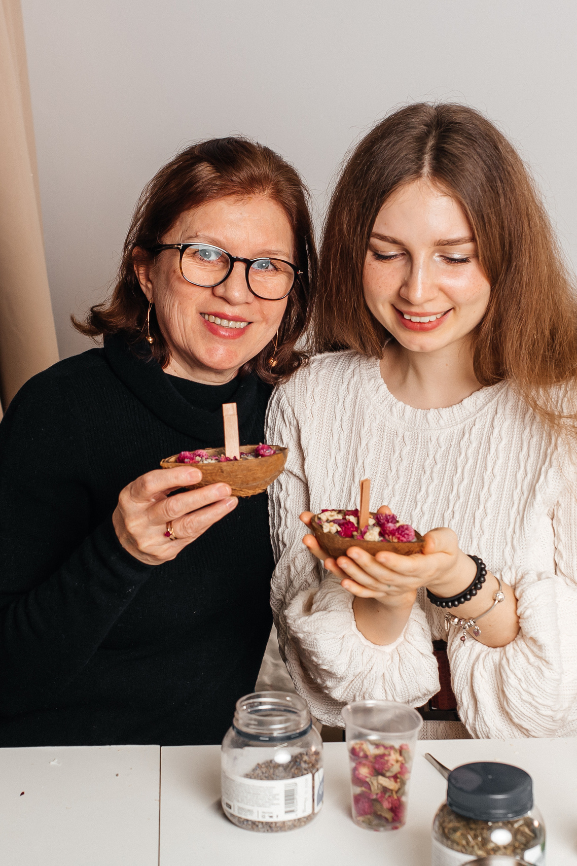 Парный мастер-класс мама с дочкой пришли создавать свечи