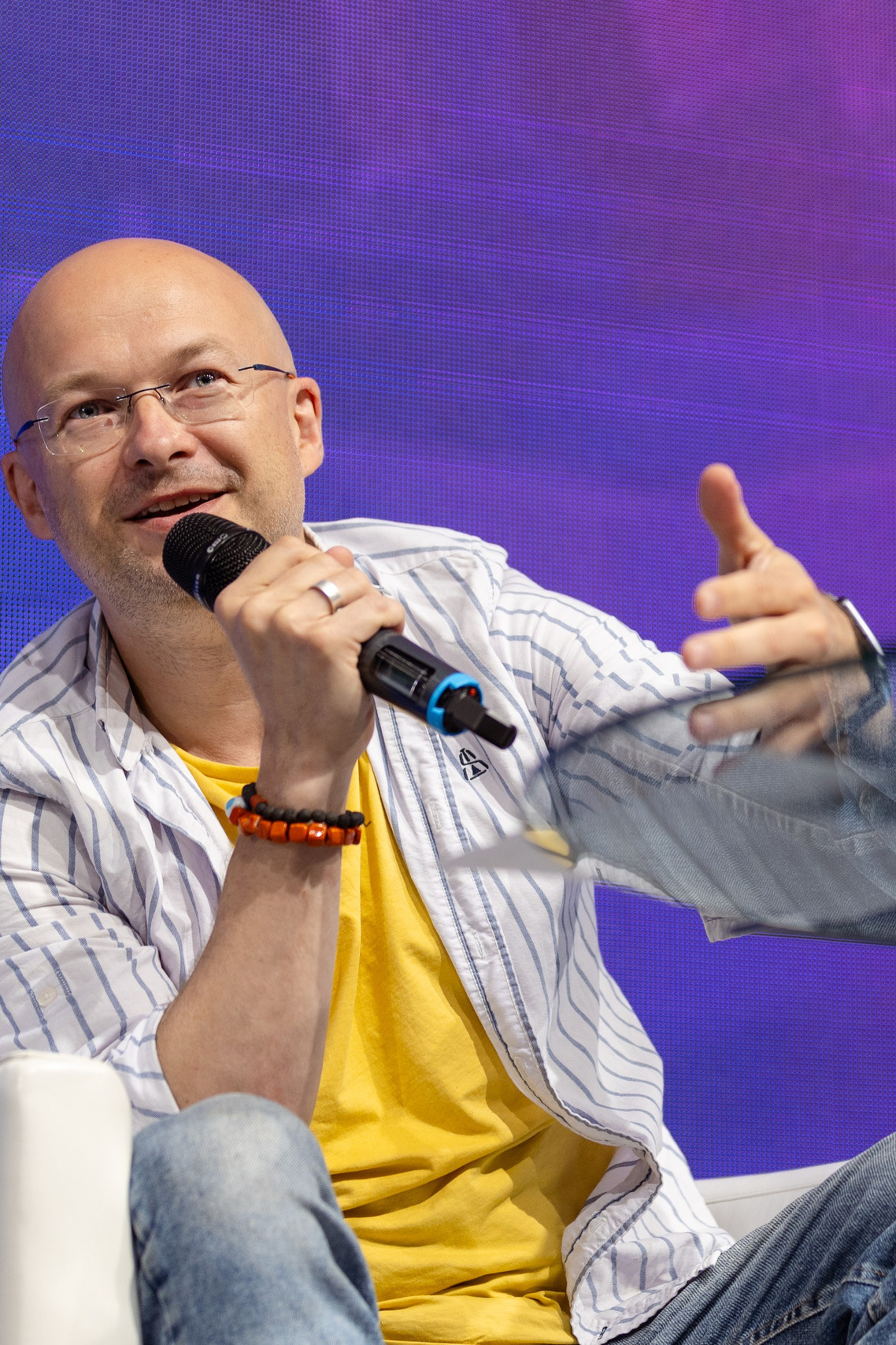 Дирижер Юрий Медяник в концертном зале чайковского стоит в фойе