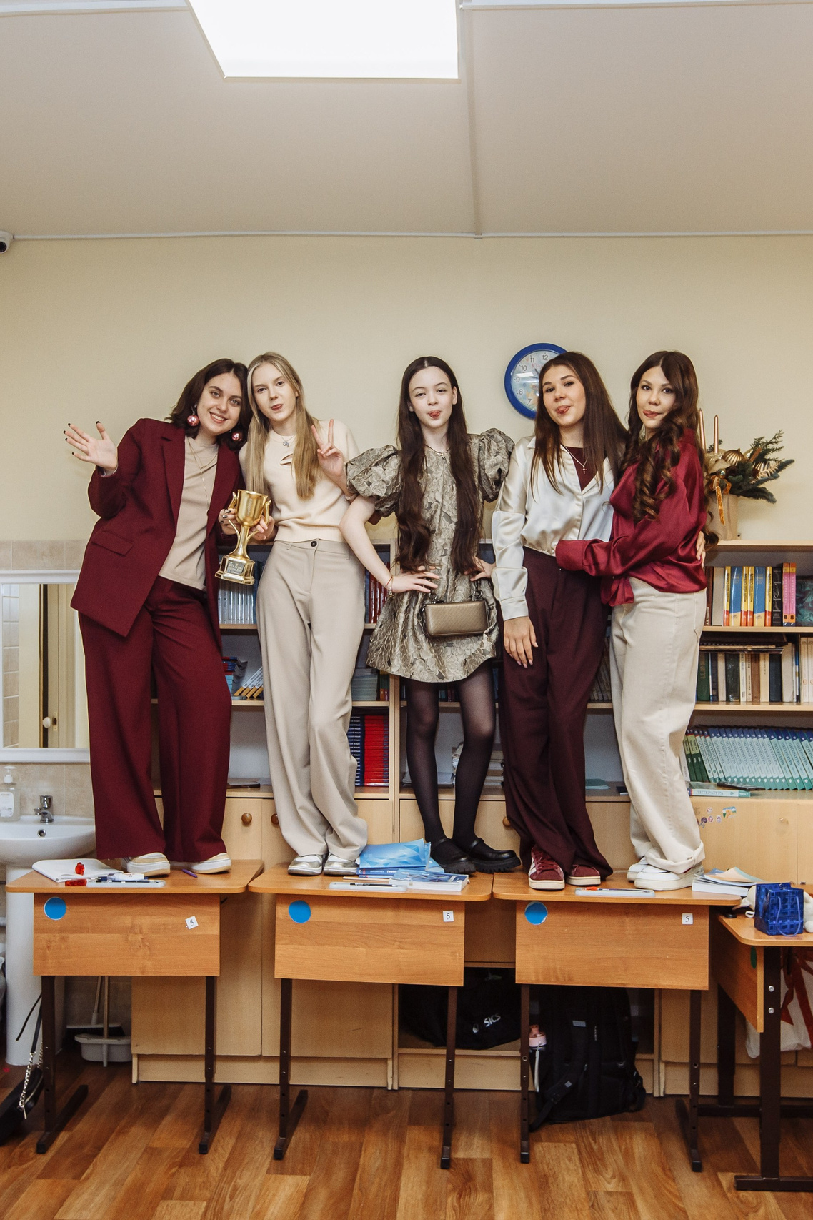 Школьный фотограф снял радостный момент учениц 9 класса после победы на олимпиаде. 