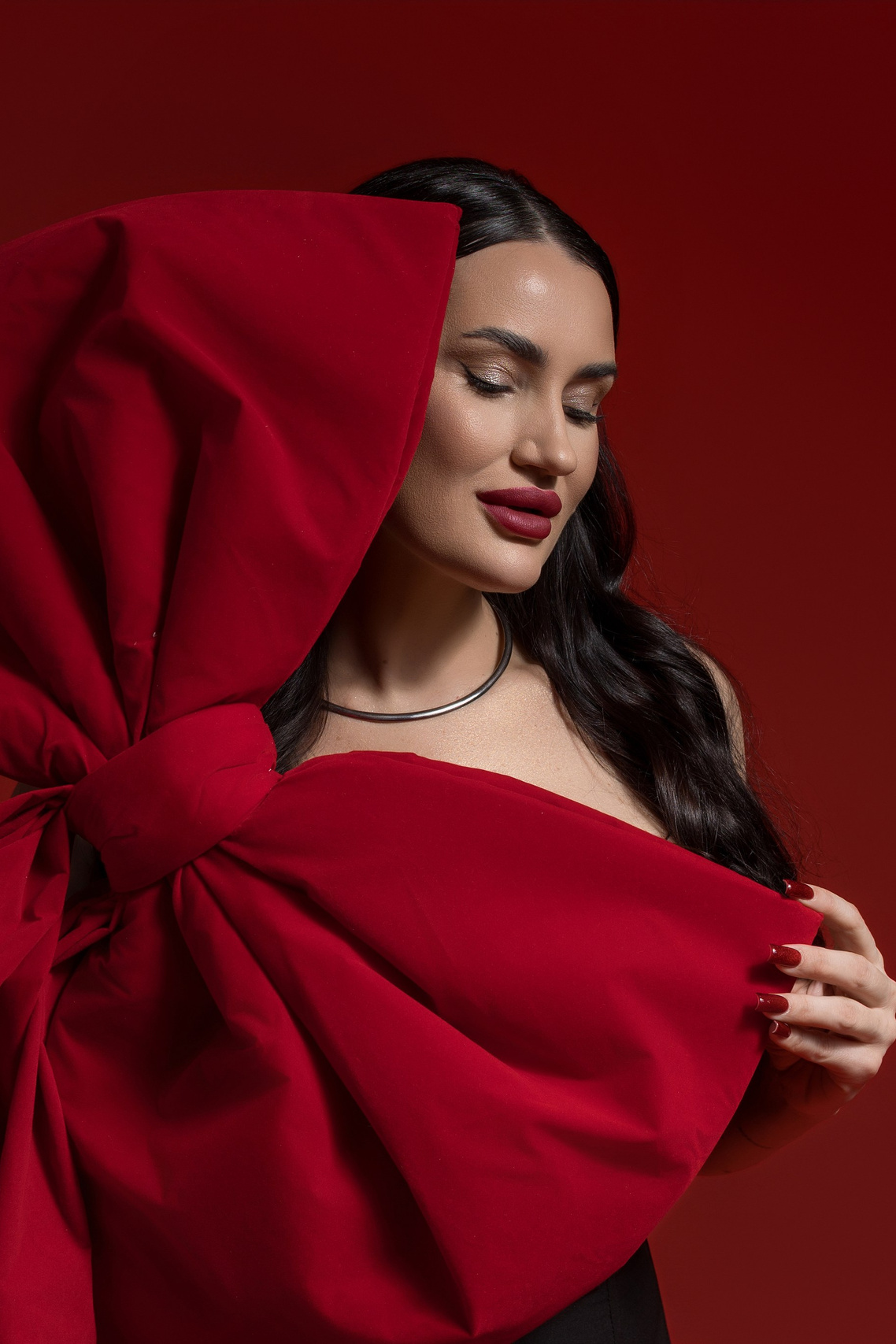 Фотодень «Бант» в IRBIS — модель Анна Ерхан на красном фоне с большим красным бантом, fashion-портрет